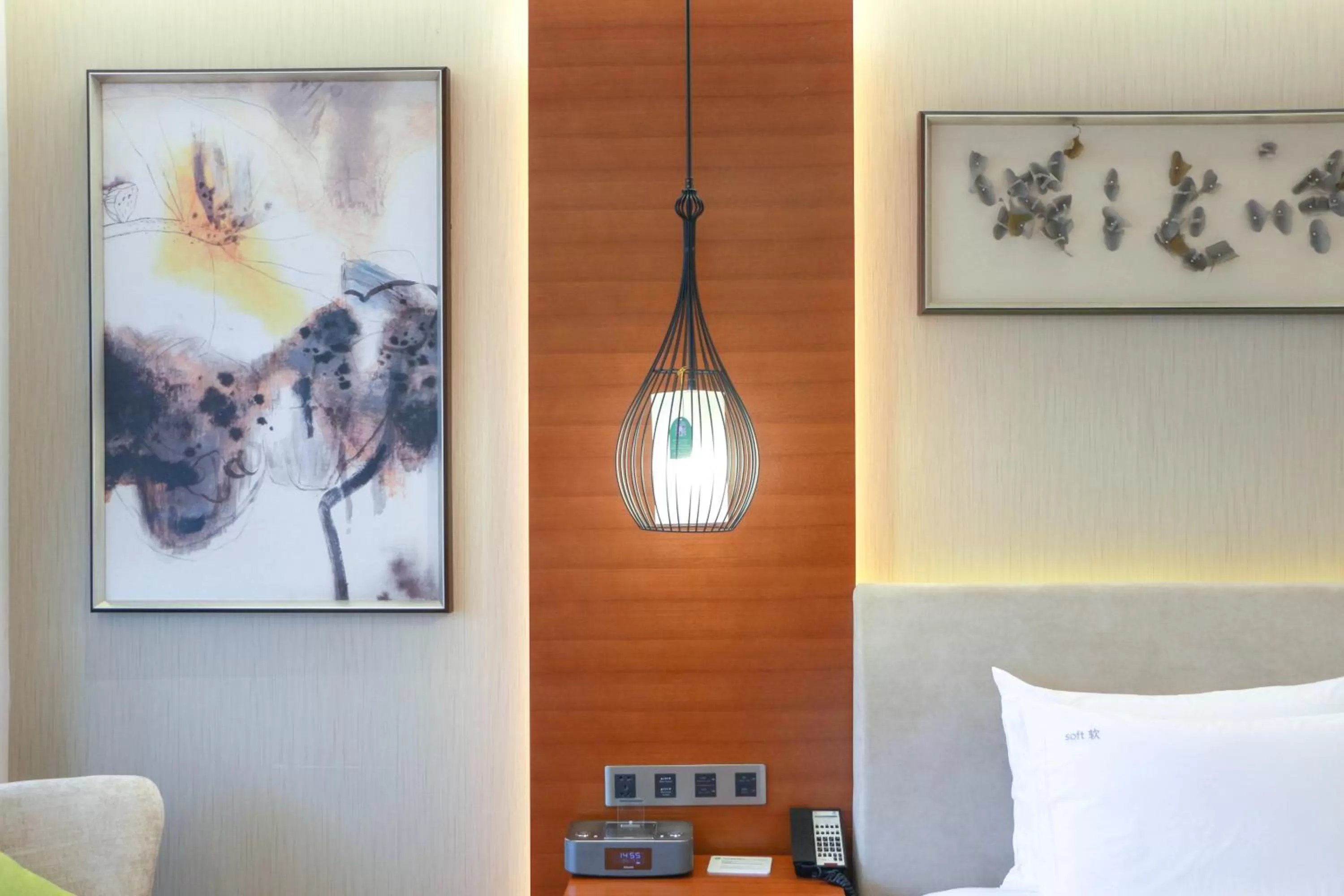 Photo of the whole room, Bed in Holiday Inn Nanjing Xuanwu Lake by IHG