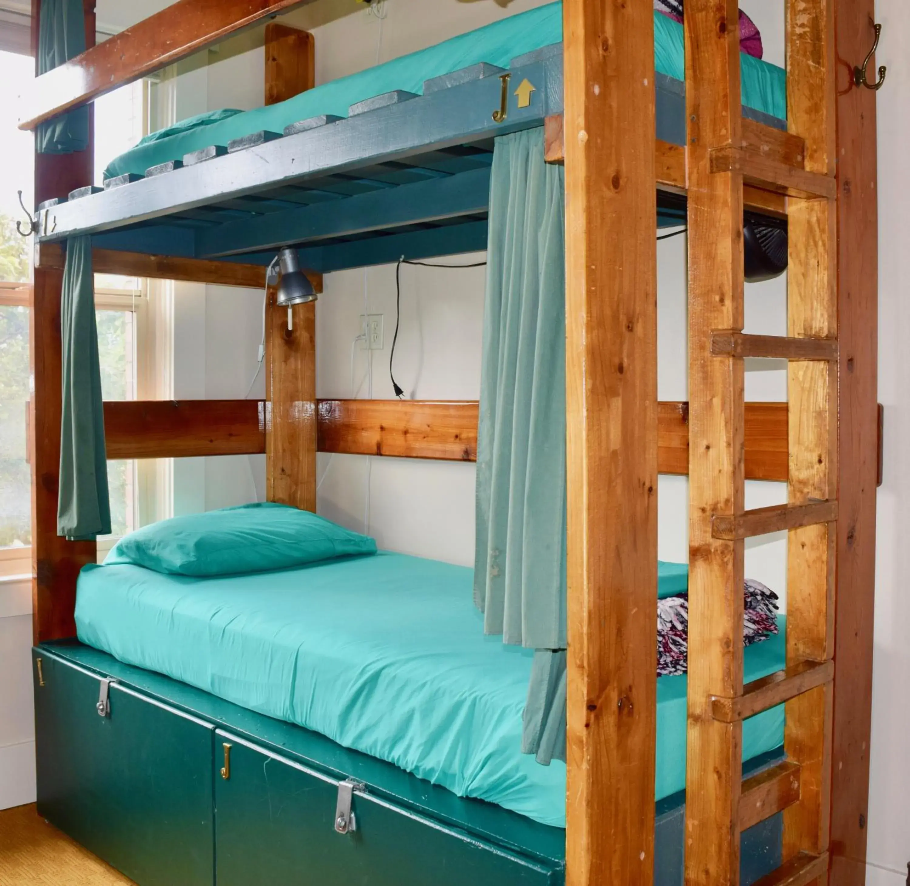 Bunk Bed in 8-Bed Mixed Dormitory Room in Green Tortoise Hostel Seattle Bunk Bed in 8-Bed Mixed Dormitory Room in Green Tortoise Hostel Seattle