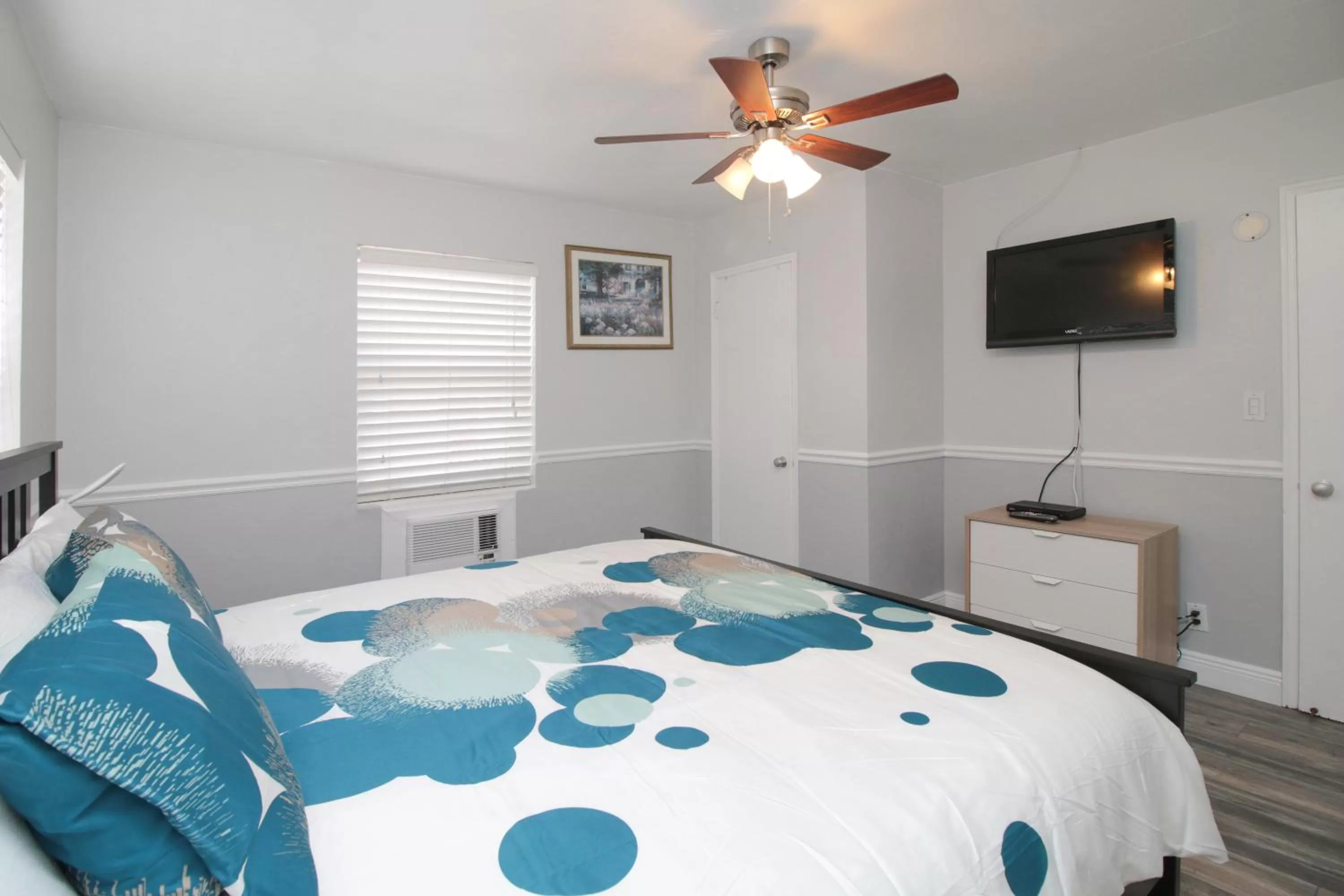 Bed in The Dolphin Hollywood