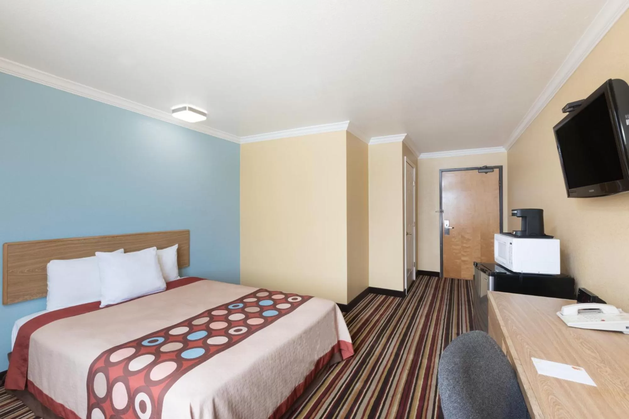 Bedroom, Bed in Super 8 by Wyndham Midland