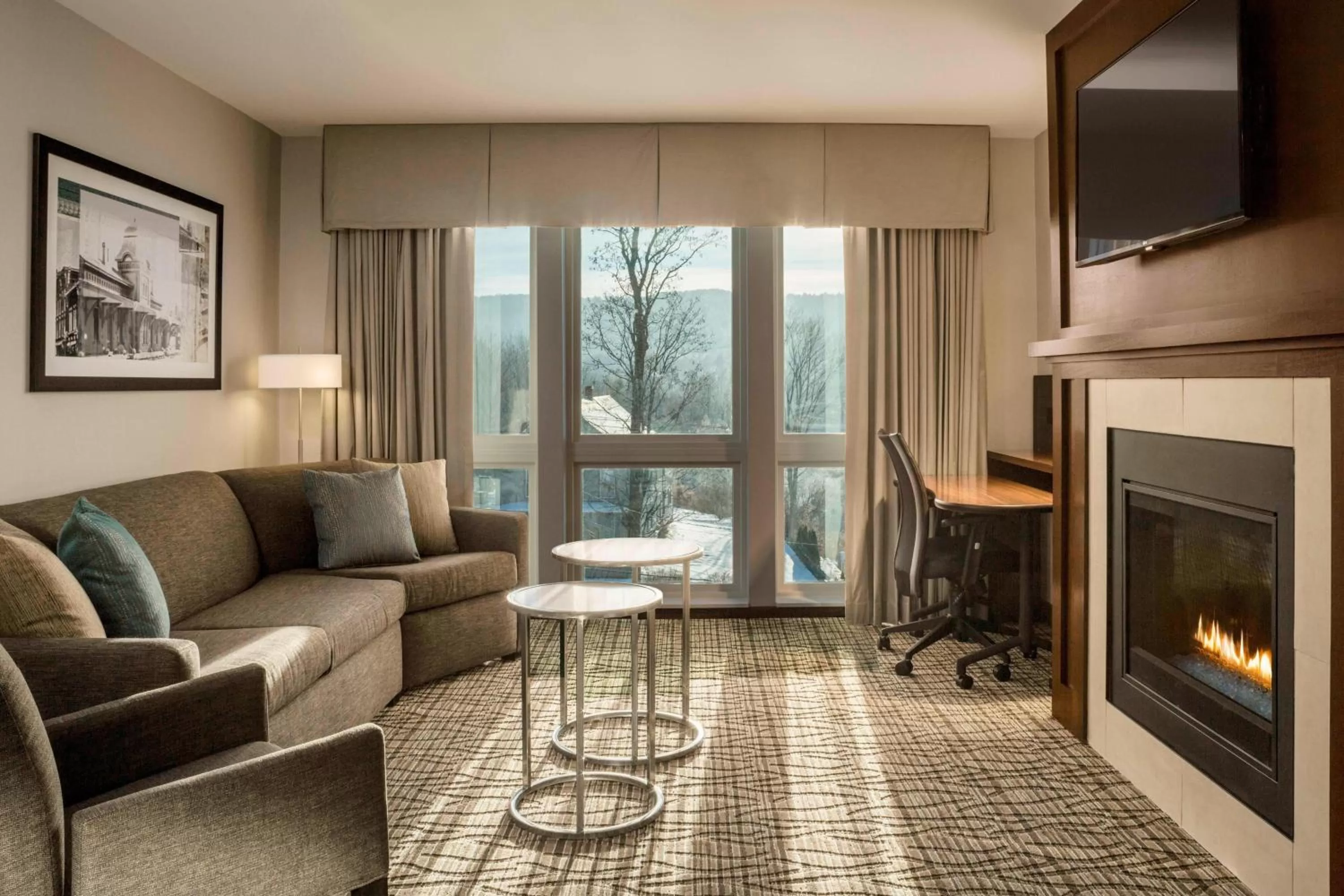 Living room in Fairfield by Marriott Waterbury Stowe
