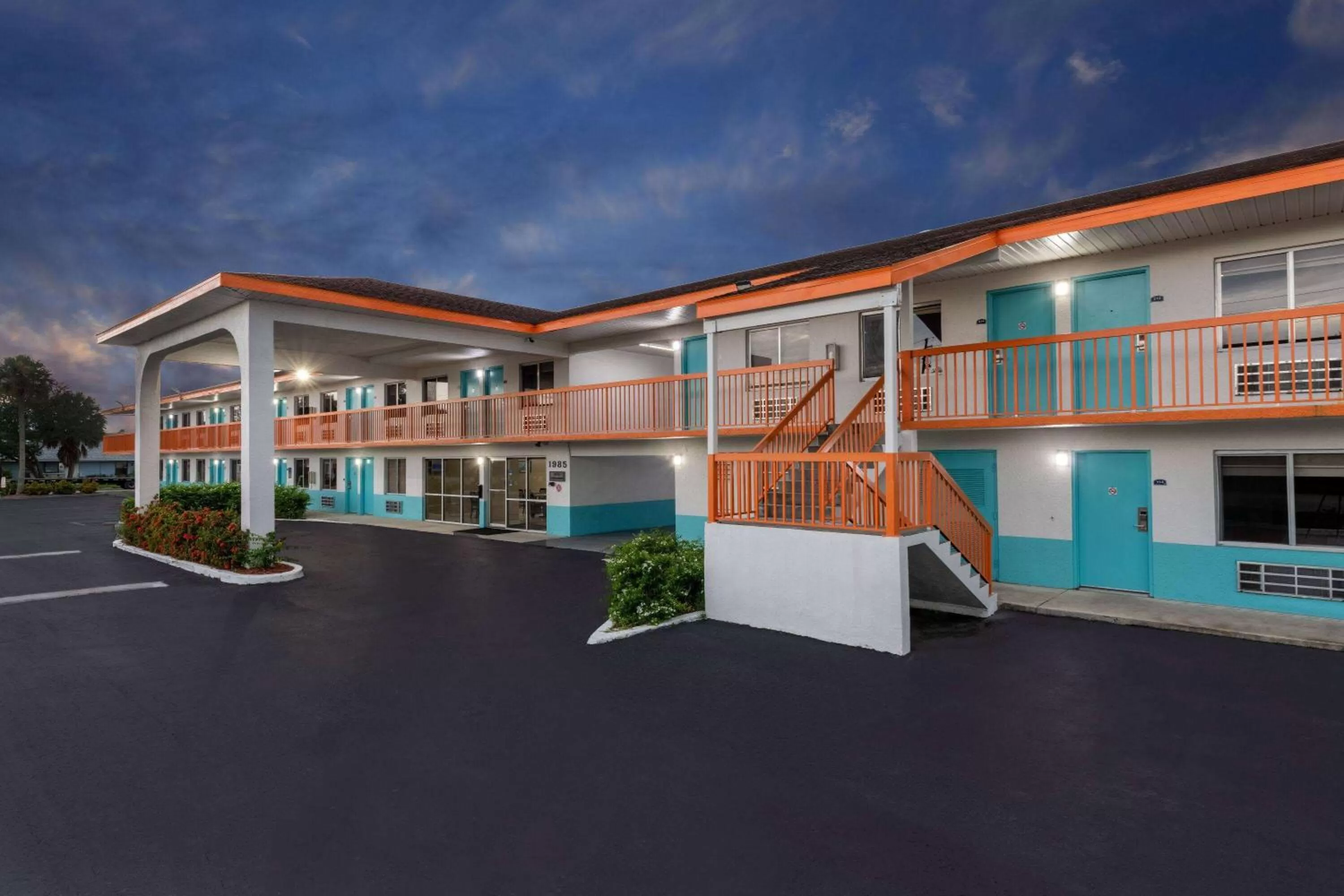 Property building in Howard Johnson by Wyndham Vero Beach/I-95