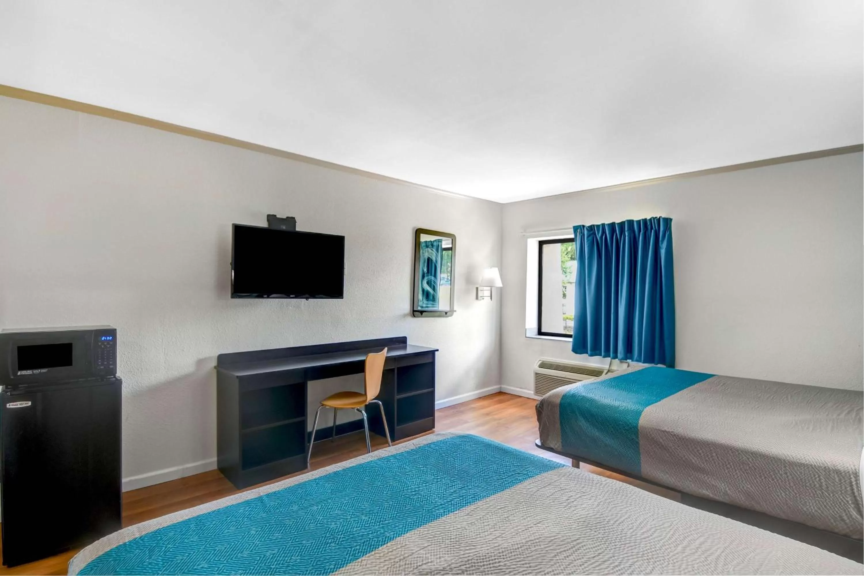 Photo of the whole room, Bed in Motel 6-Norcross, GA