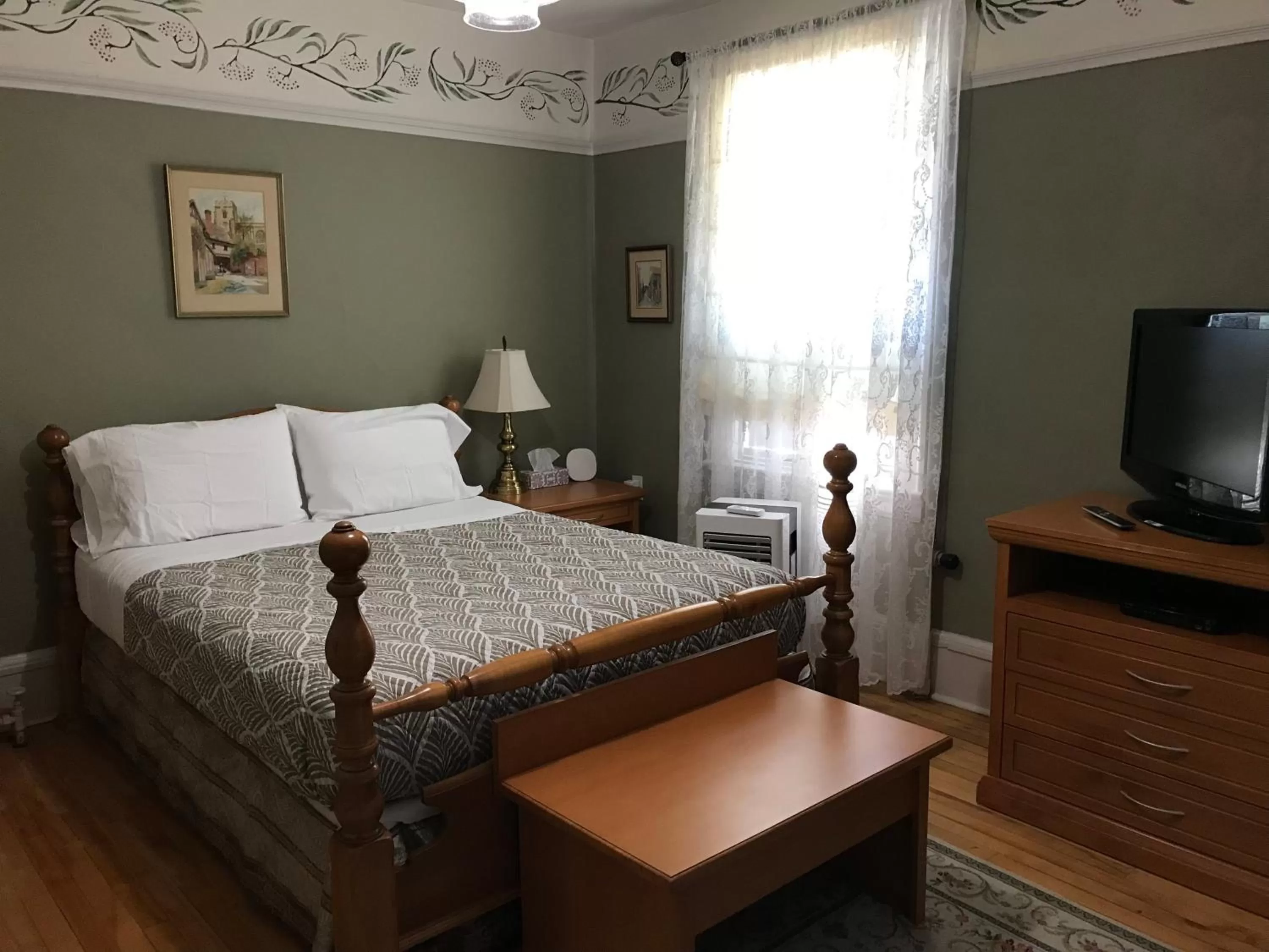 Queen Room with Balcony in Stirling House