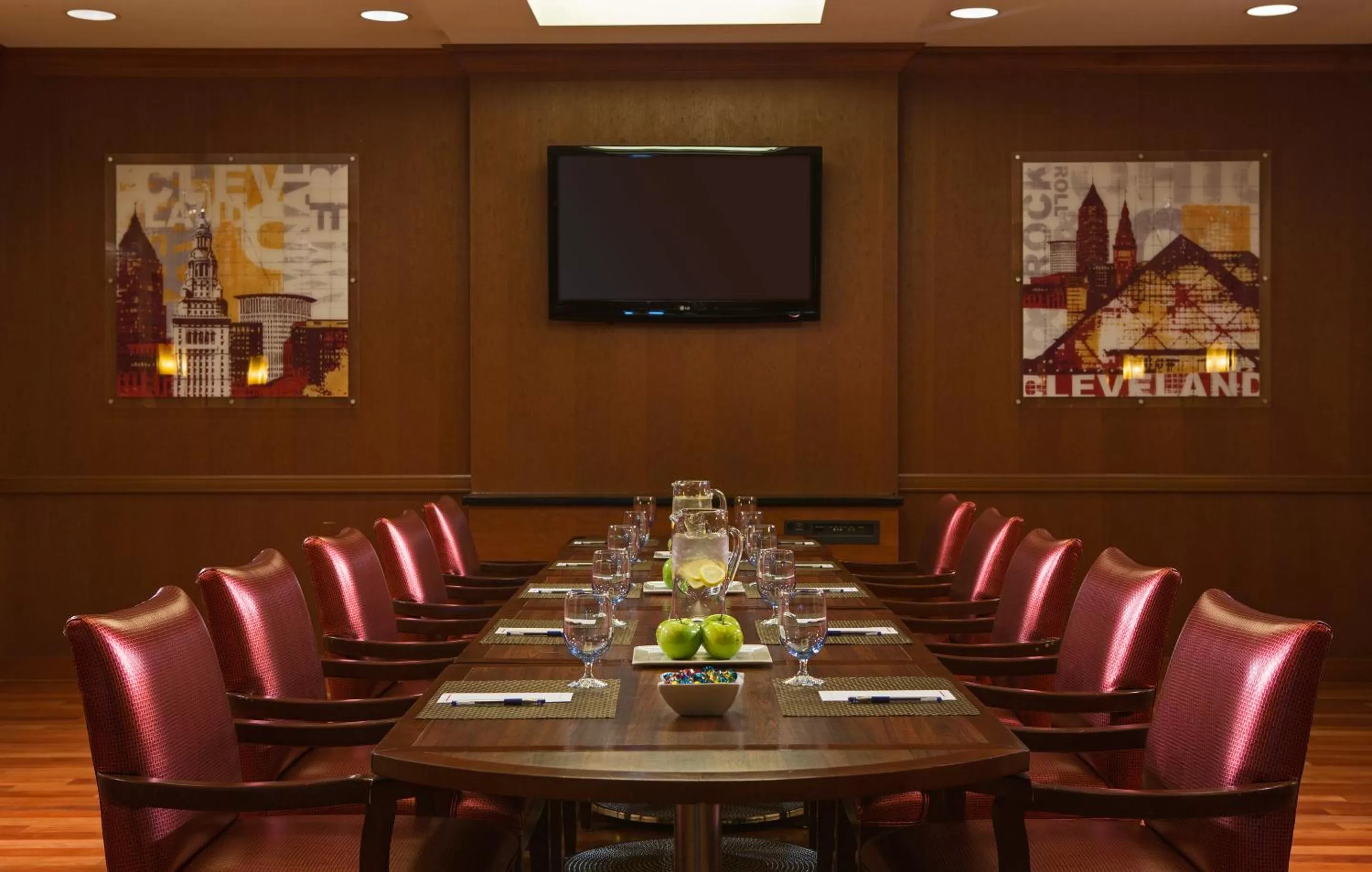 Restaurant/places to eat in Wyndham Cleveland Airport