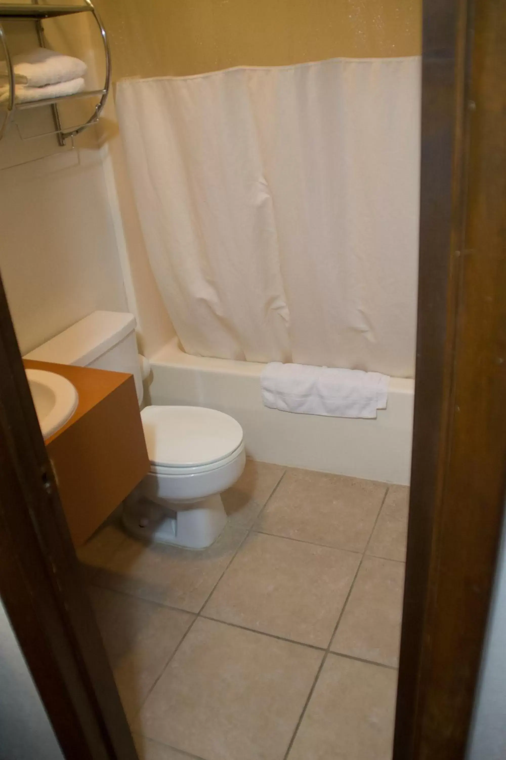 Double Room with Two Double Beds - Non-Smoking in Tazewell Motor Lodge Double Room with Two Double Beds - Non-Smoking in Tazewell Motor Lodge