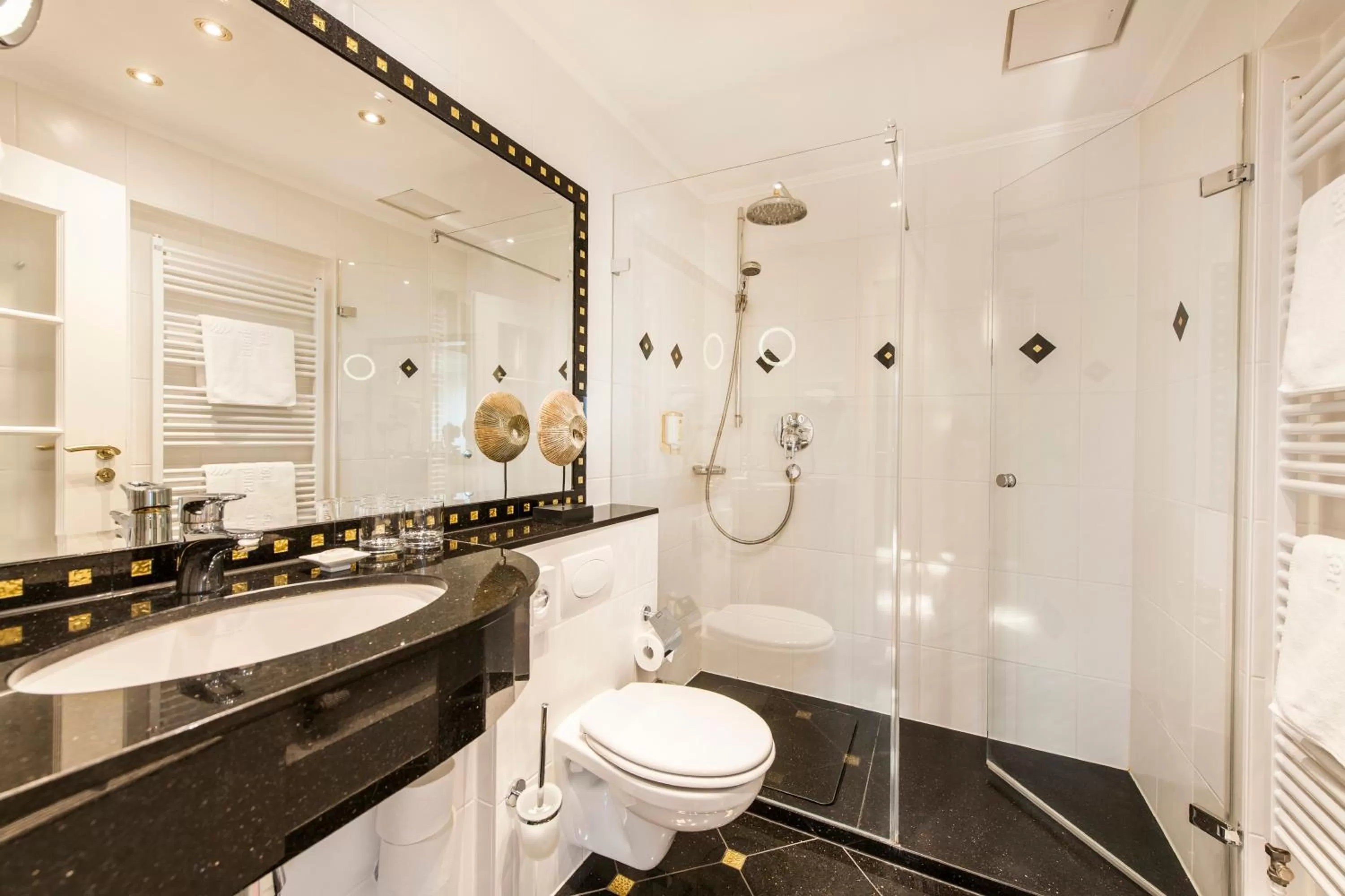 Shower, Bathroom in Hotel Apartments Büngers - Mein Refugium am Meer mit Sommerstrandkorb