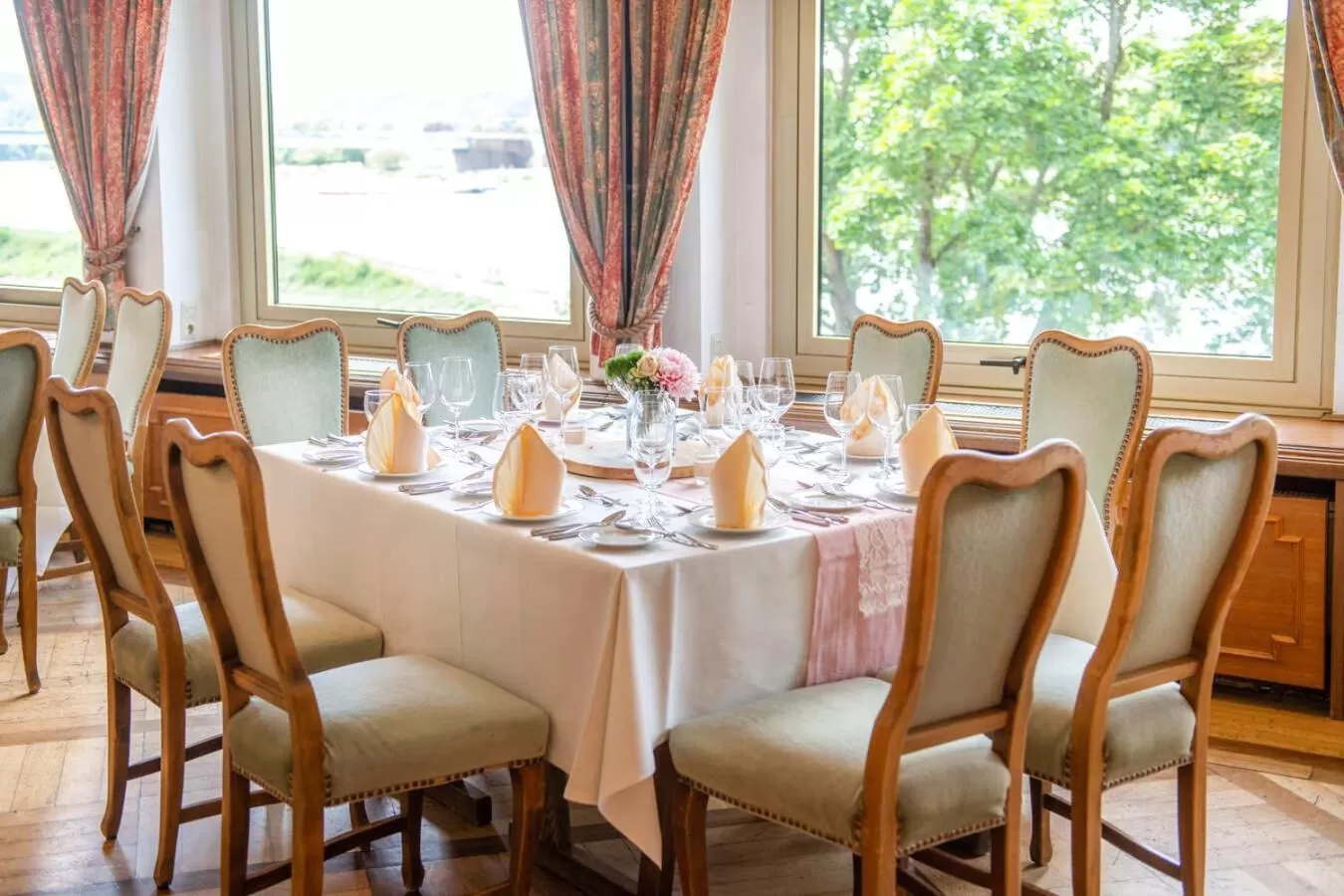 Restaurant/places to eat in Diehls Hotel