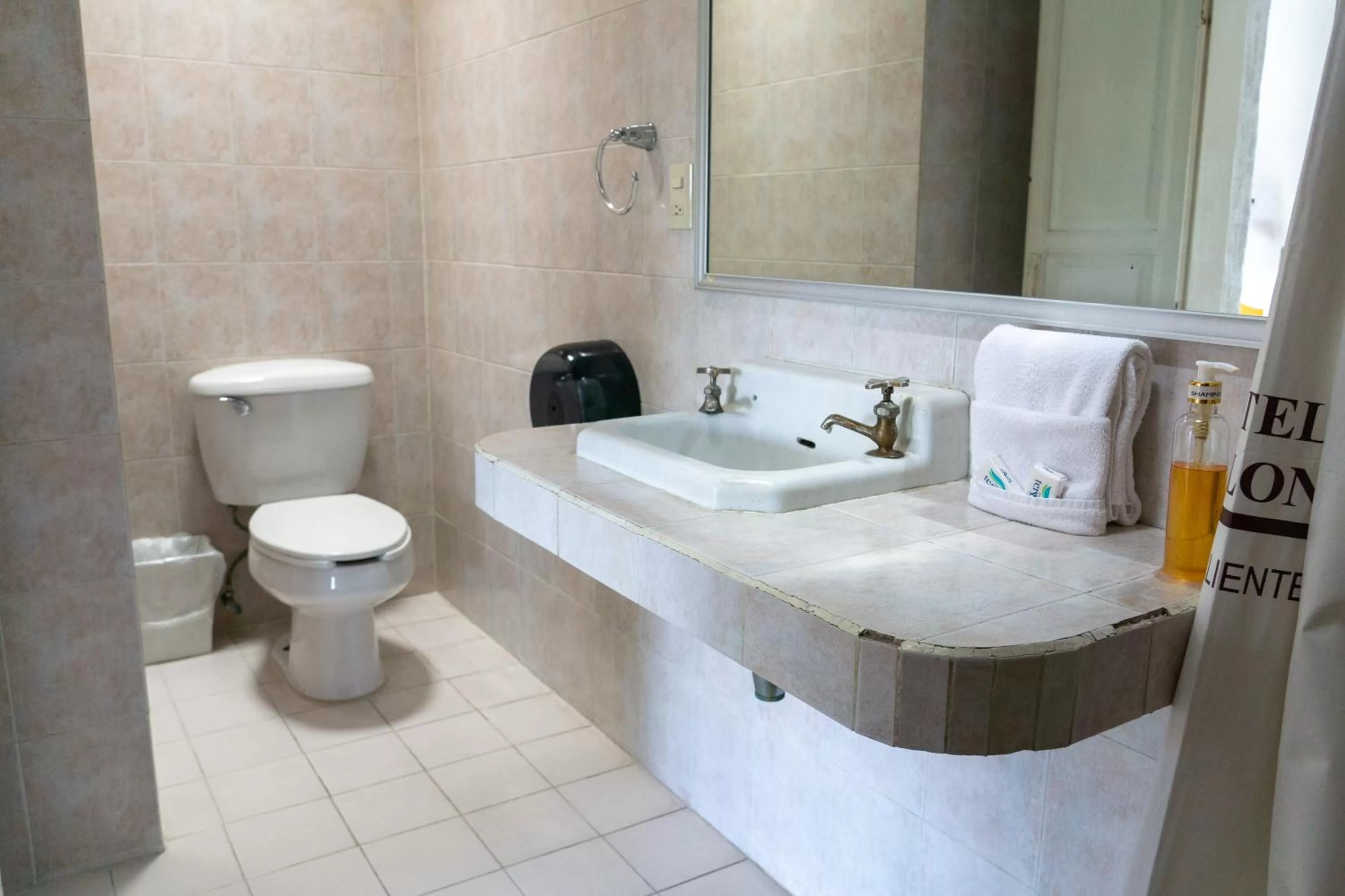 Bathroom in Hotel Colonial