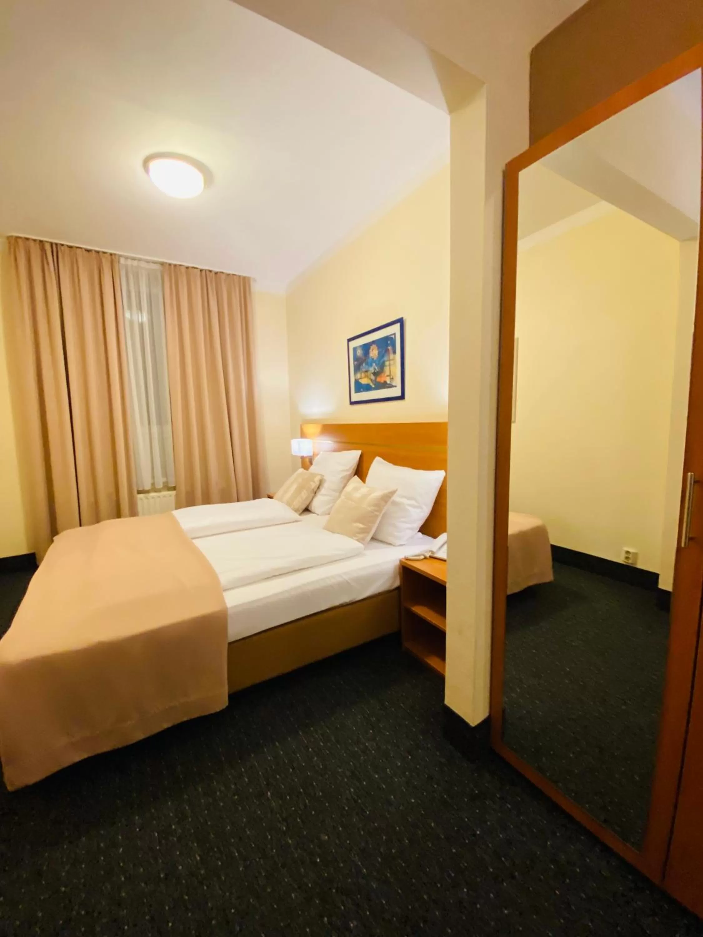 Photo of the whole room, Bed in Hotel Hansehof