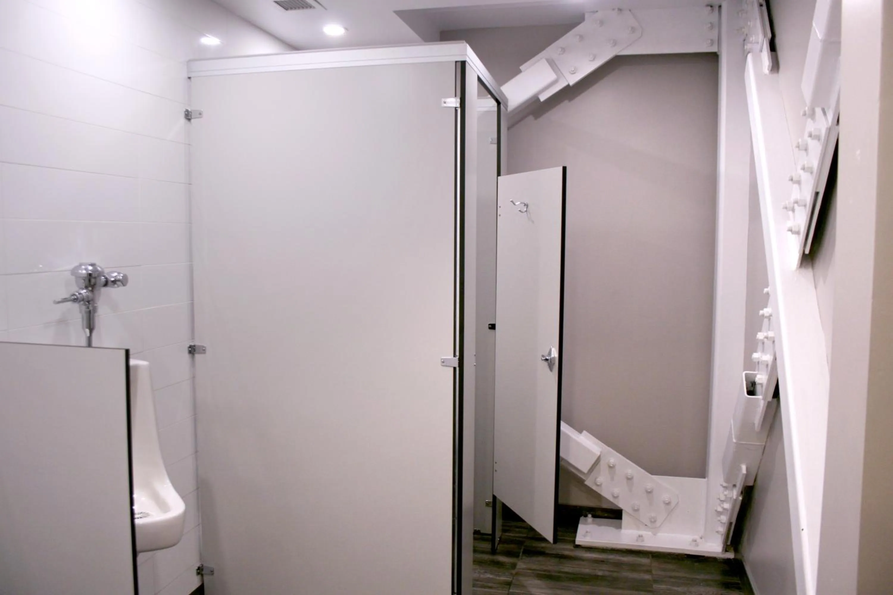 Bathroom in M Montreal Hostel