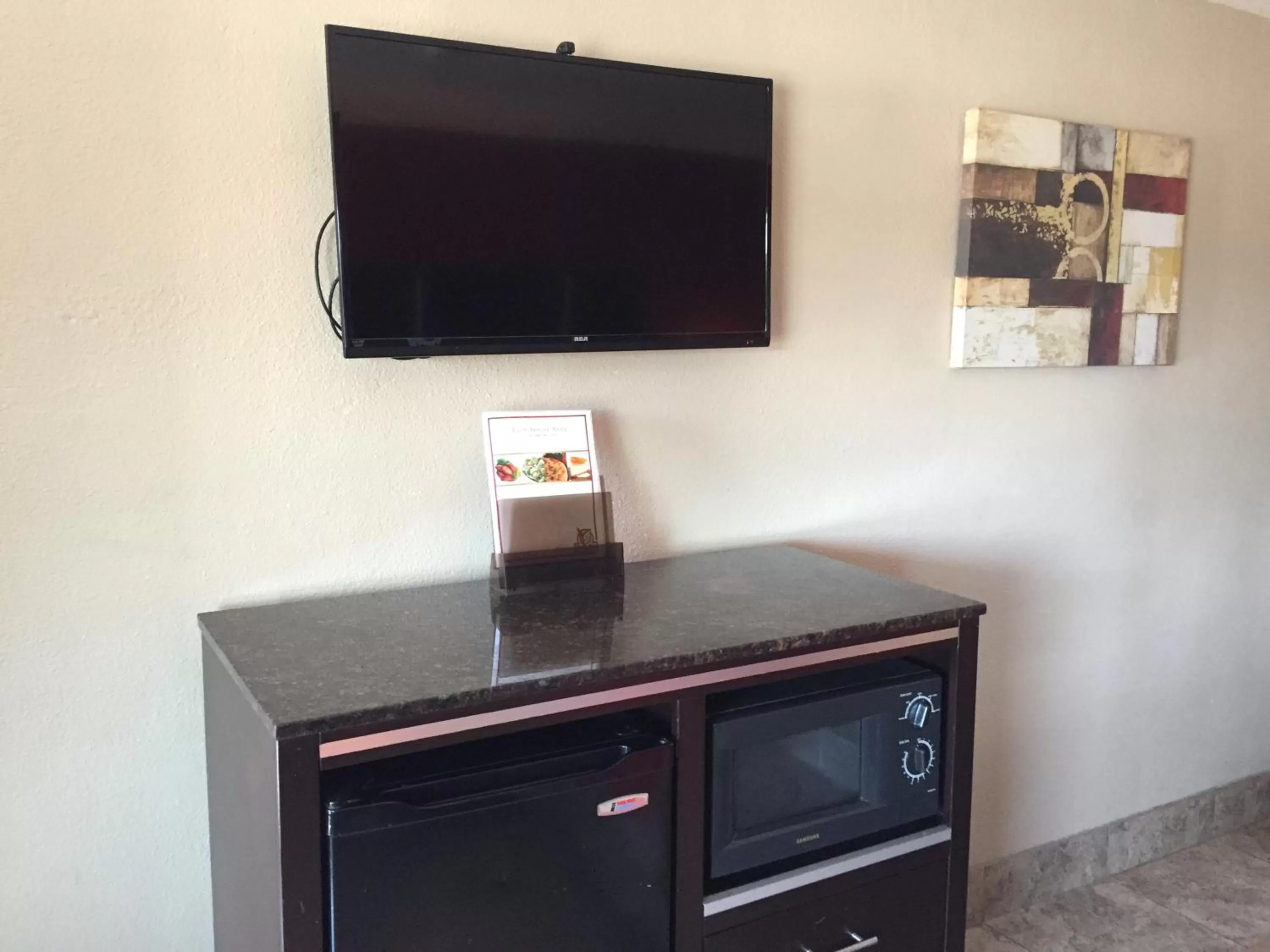 TV and multimedia in Harbor Inn & Suites Oceanside