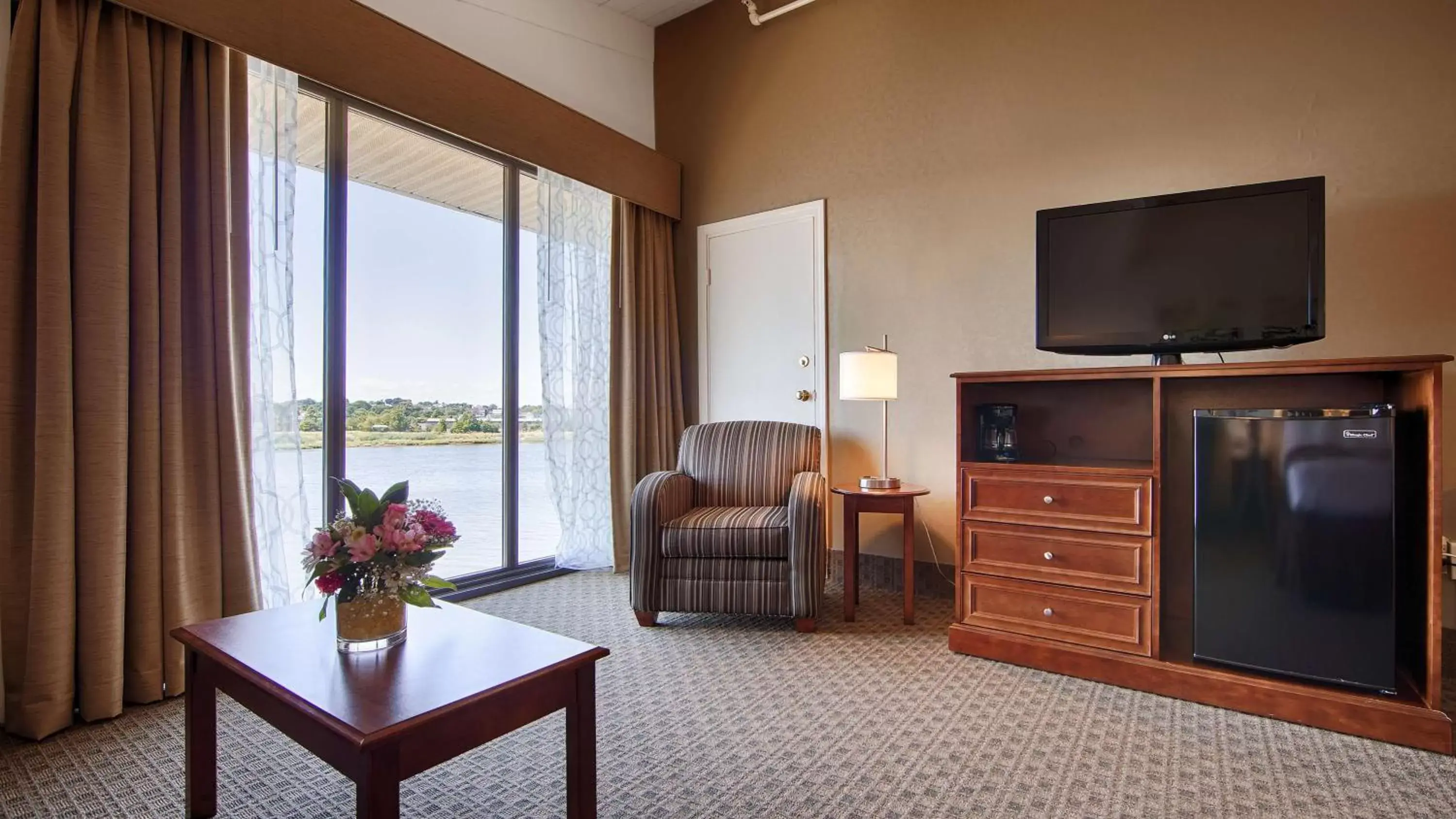 Queen Room with Sofa Bed - Waterview - Non Smoking in Best Western Adams Inn Quincy-Boston Queen Room with Sofa Bed - Waterview - Non Smoking in Best Western Adams Inn Quincy-Boston