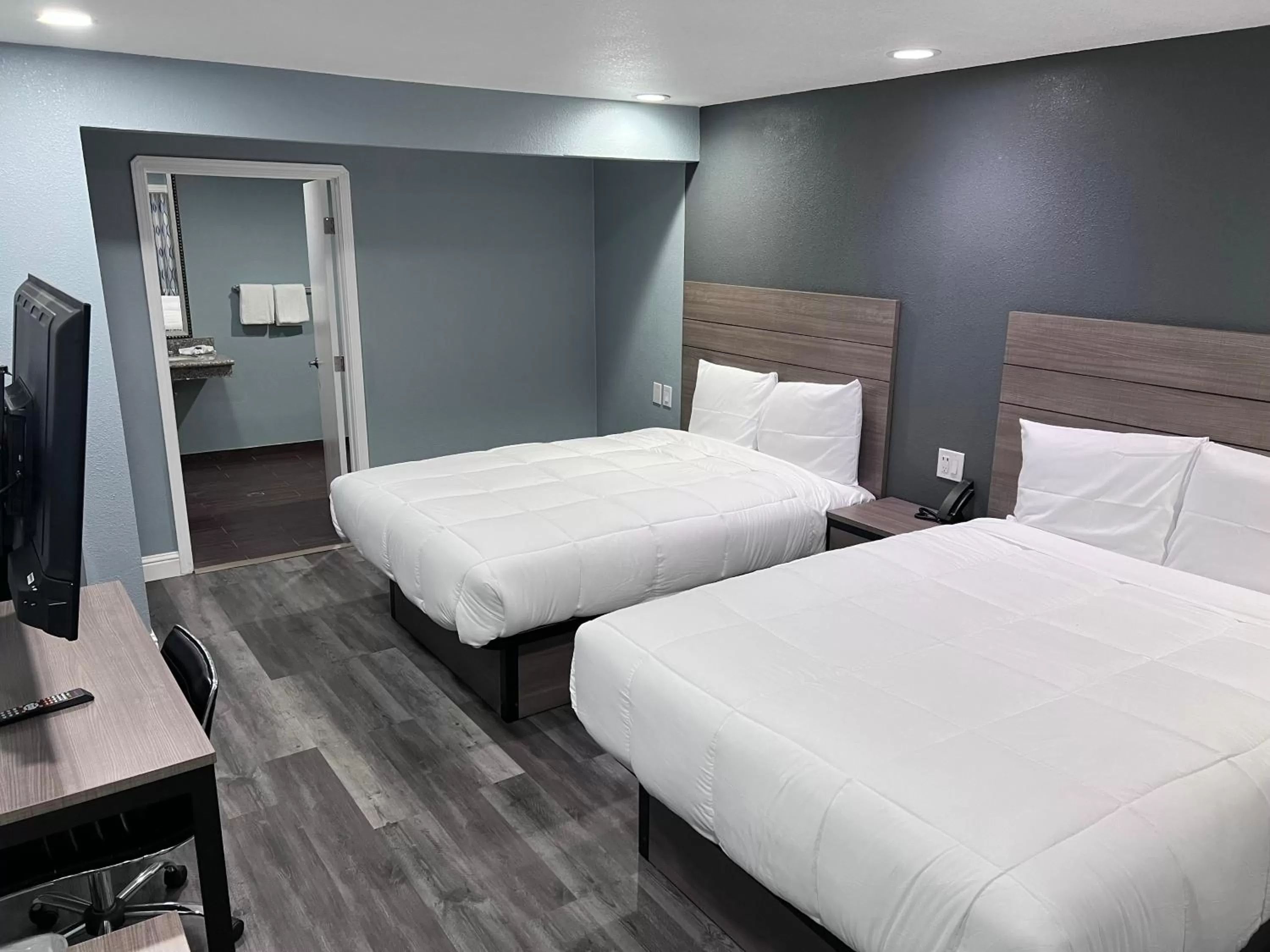 Bed in Surf City Inn & Suites