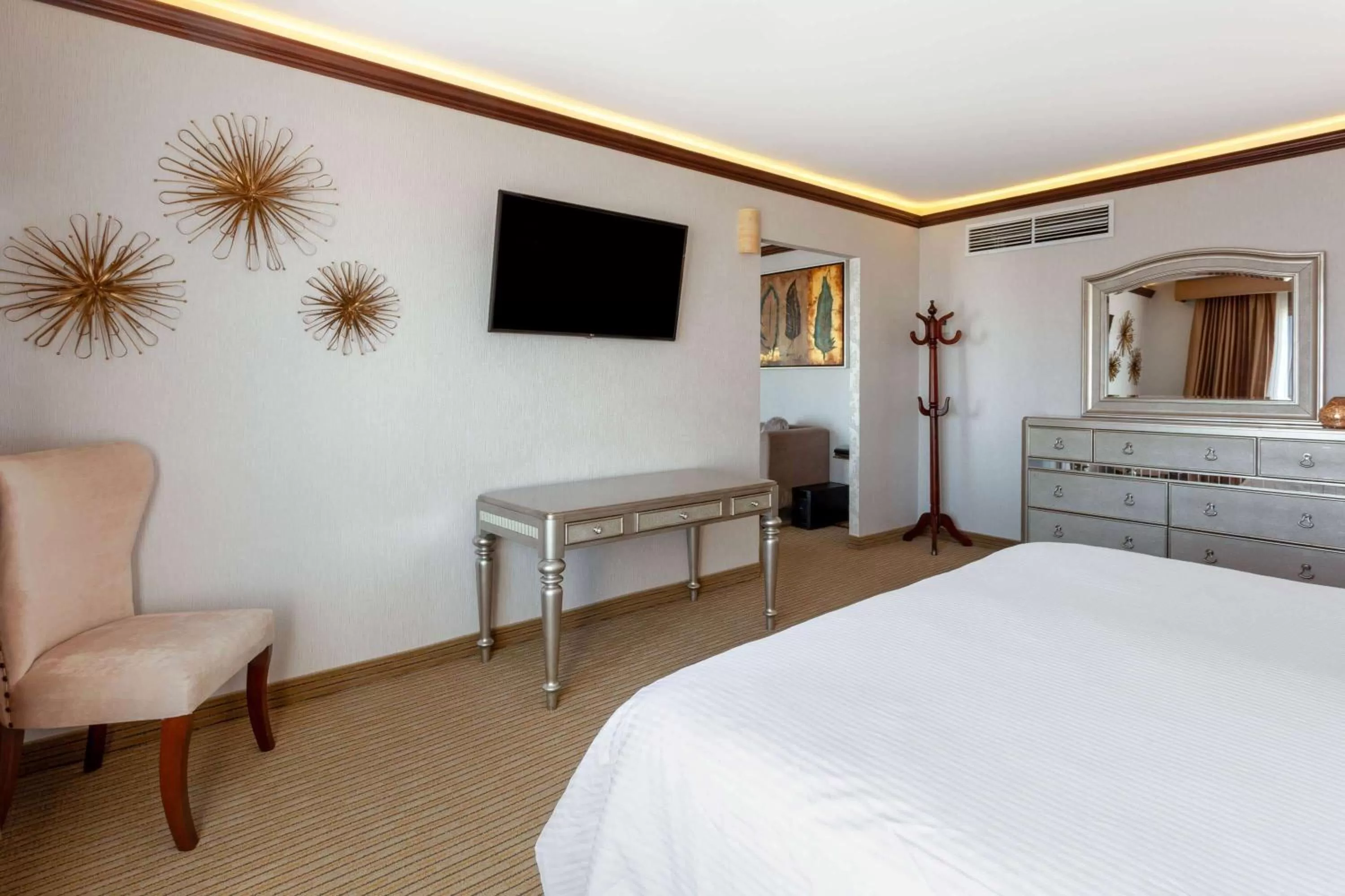 Photo of the whole room, Bed in Wyndham Torreon