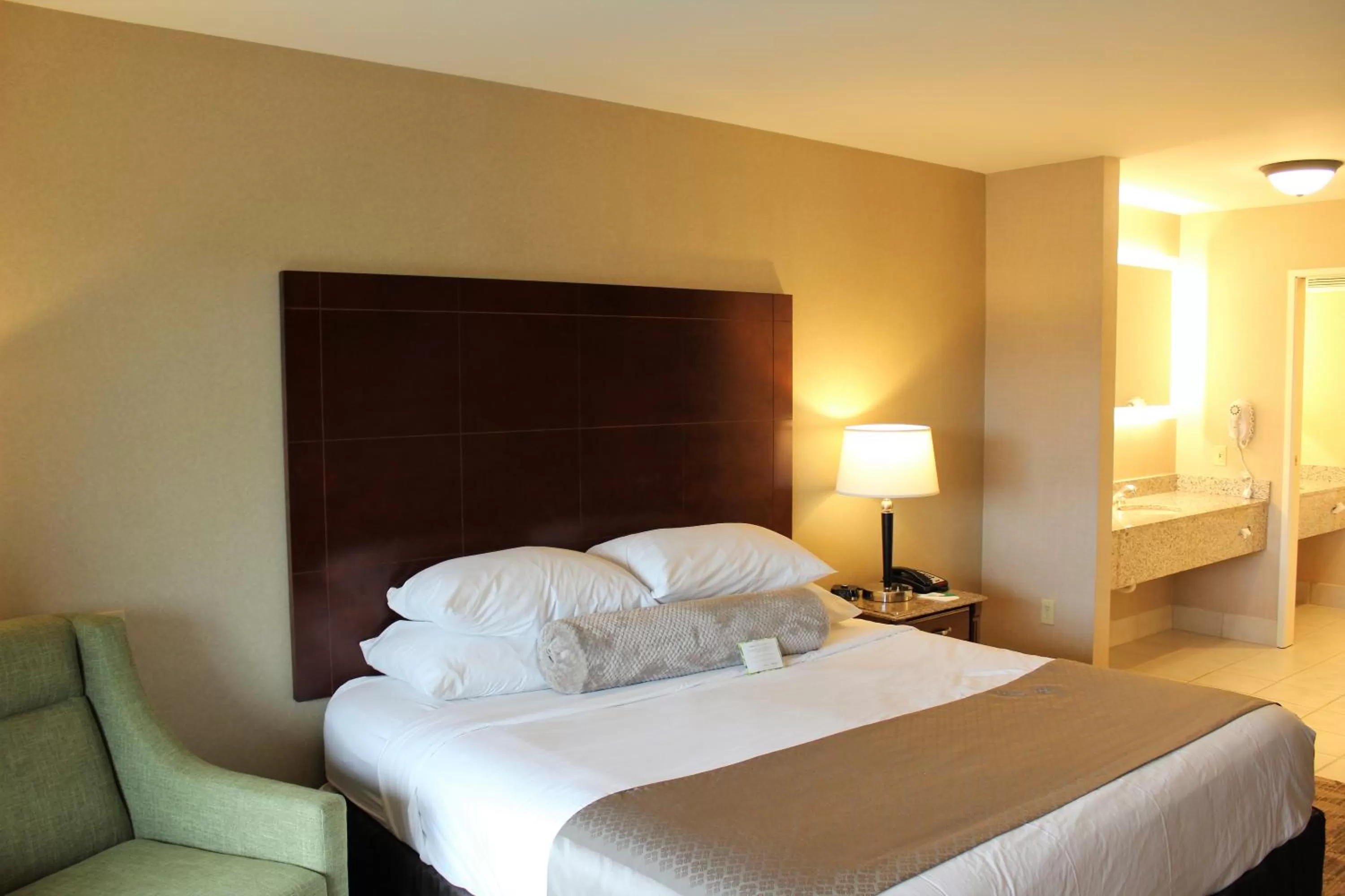 Bed in Medallion Inn and Suites