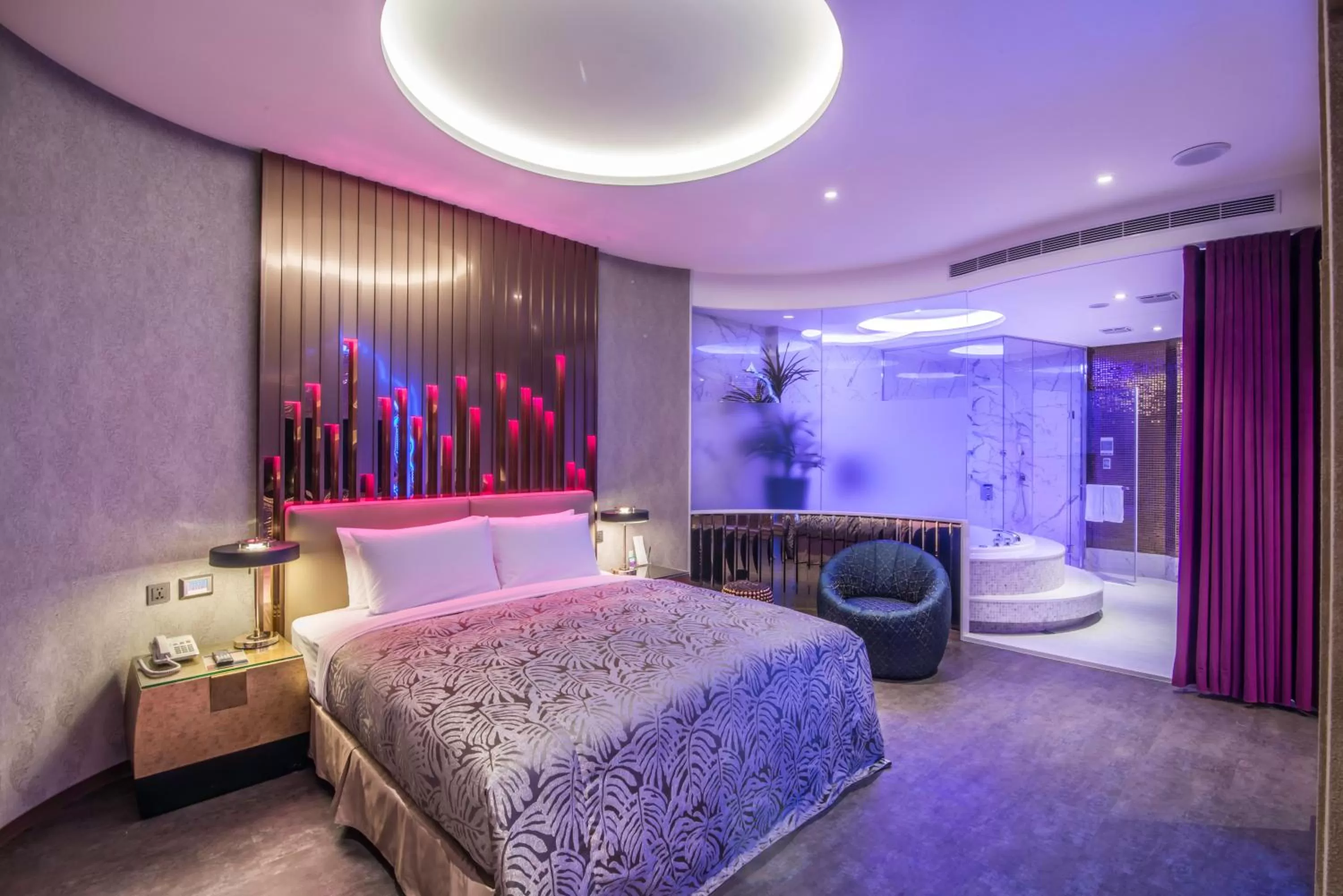 Deluxe Queen Room in Luv U Motel