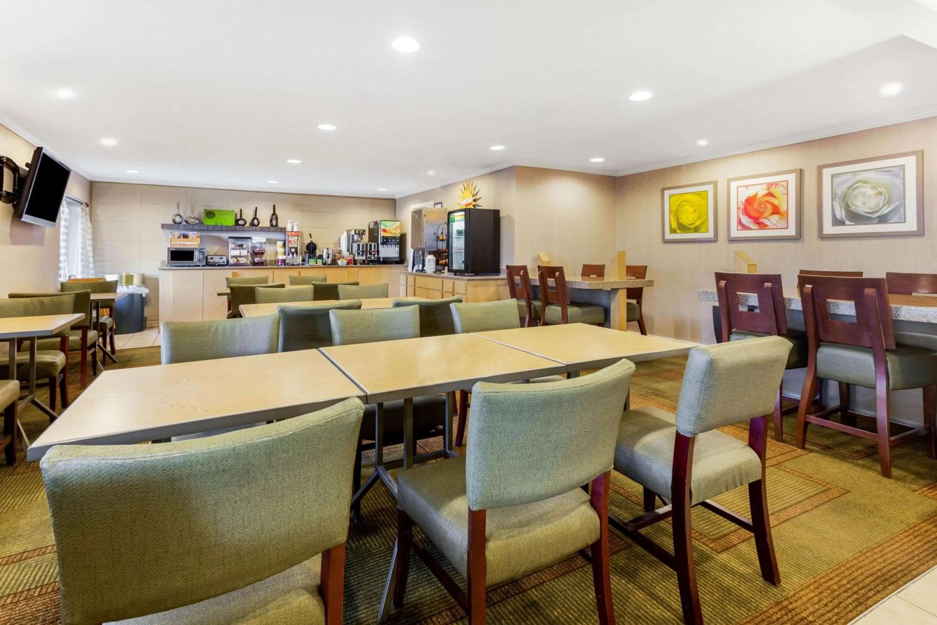 Restaurant/places to eat in La Quinta Inn by Wyndham Chicago Willowbrook