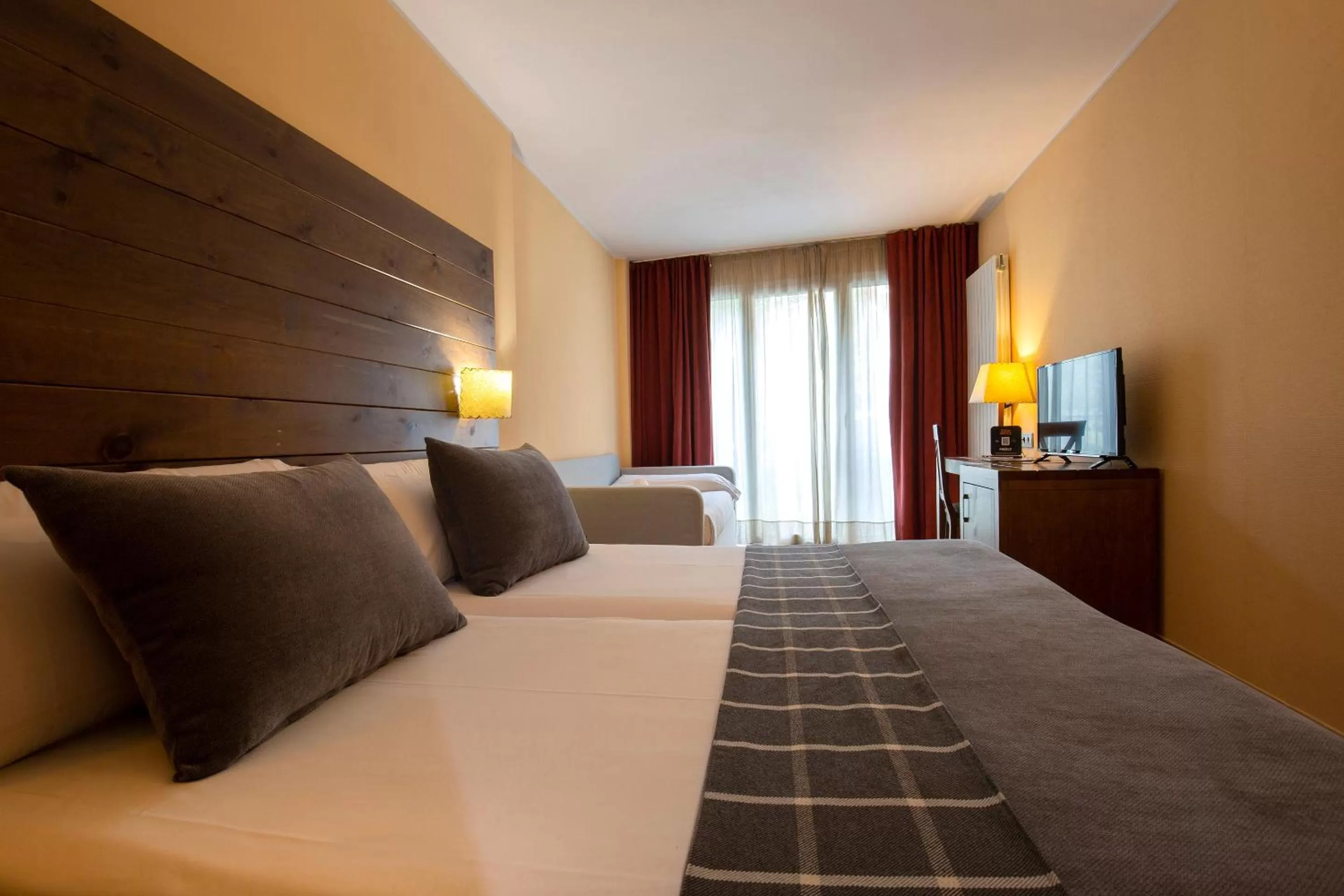 Triple Room (2 Adults + 1 Child) in Hotel Màgic Ski by Nexta