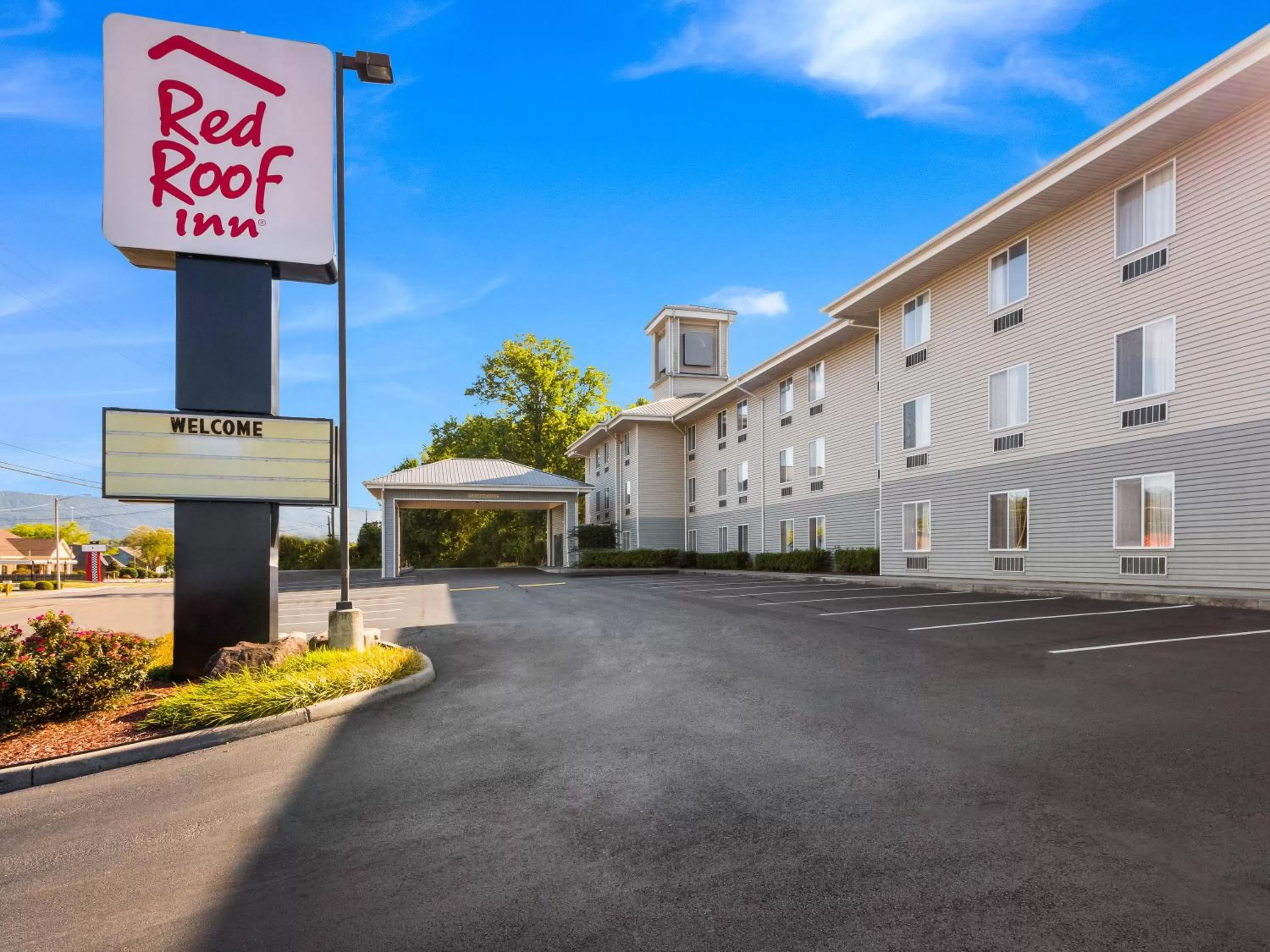 Property building in Red Roof Inn Etowah – Athens, TN