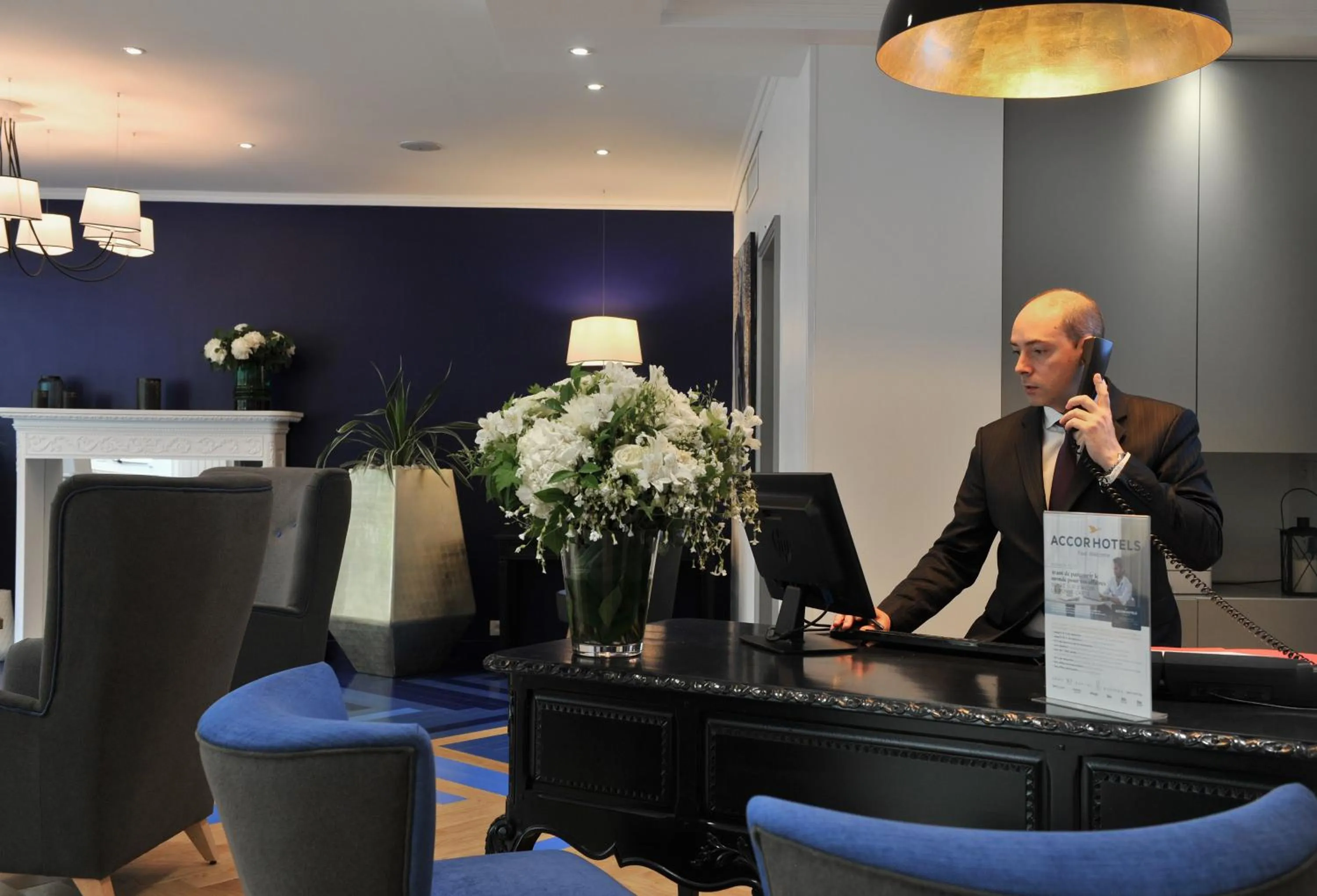 Lobby or reception in Mercure Paris Saint Cloud Hippodrome