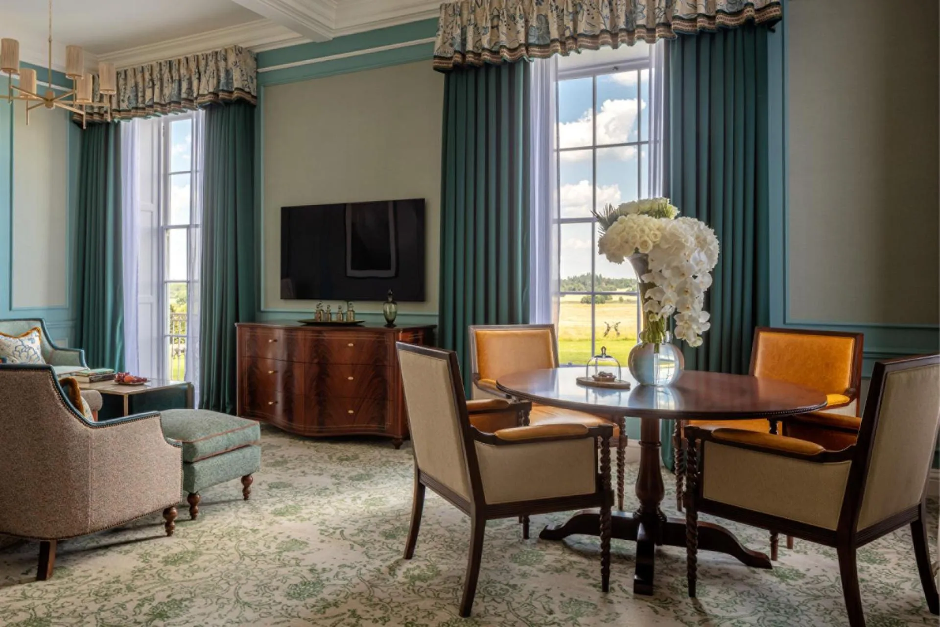 Living room in Four Seasons Hotel Hampshire
