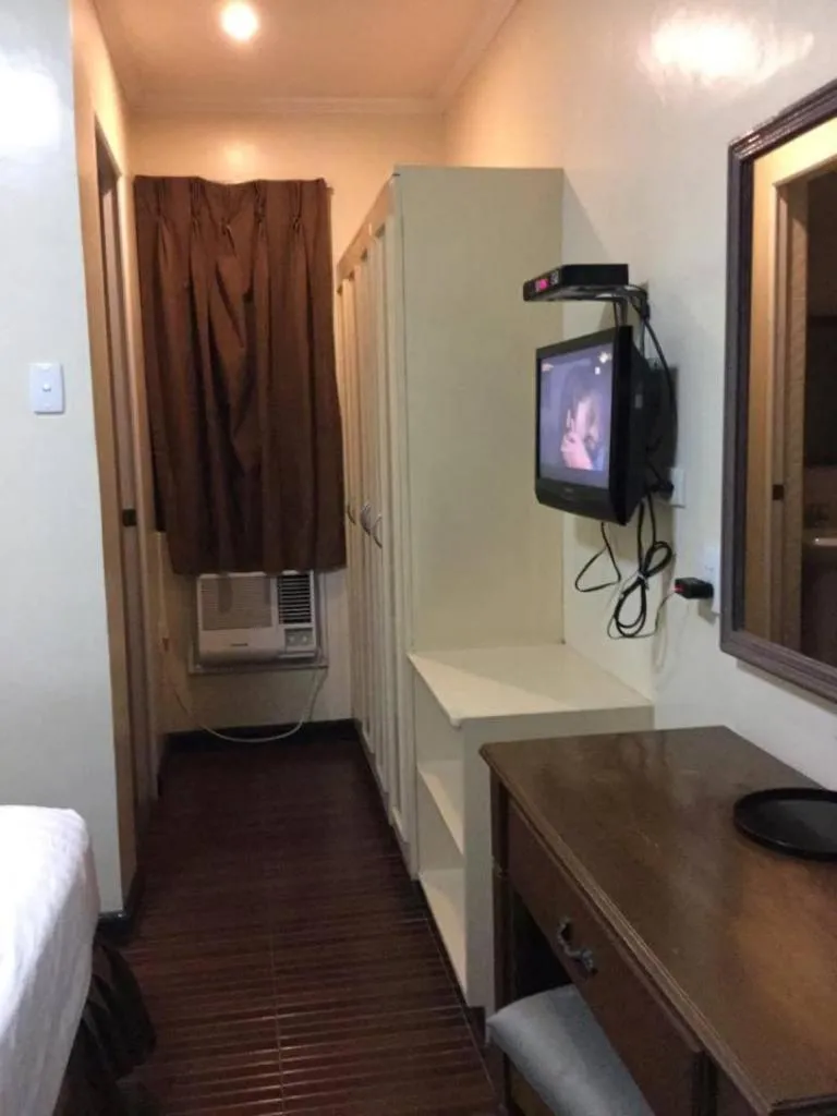 TV and multimedia, Bed in Dottie's Place Hotel & Restaurant