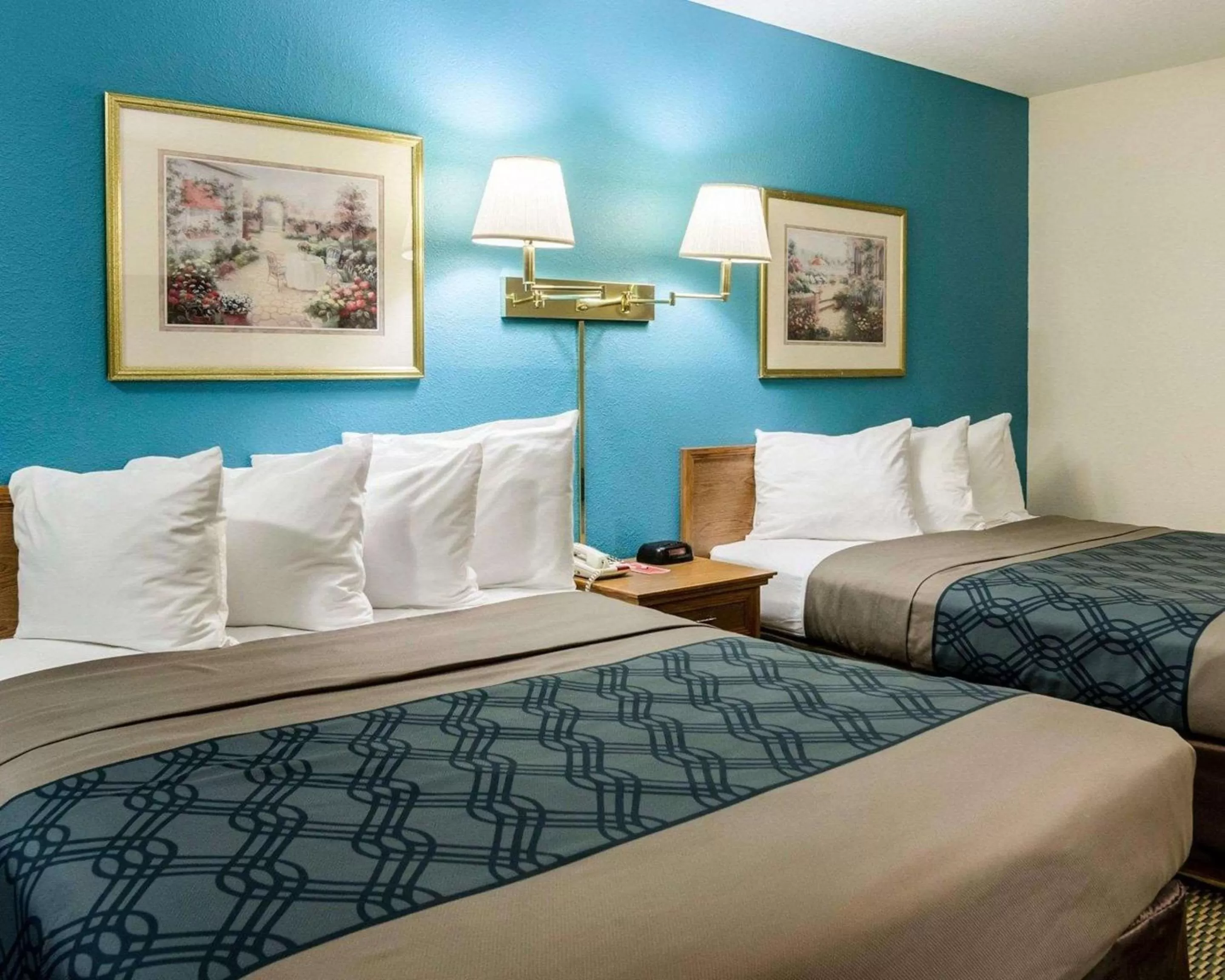 Bedroom, Bed in Econo Lodge Lawrence near University