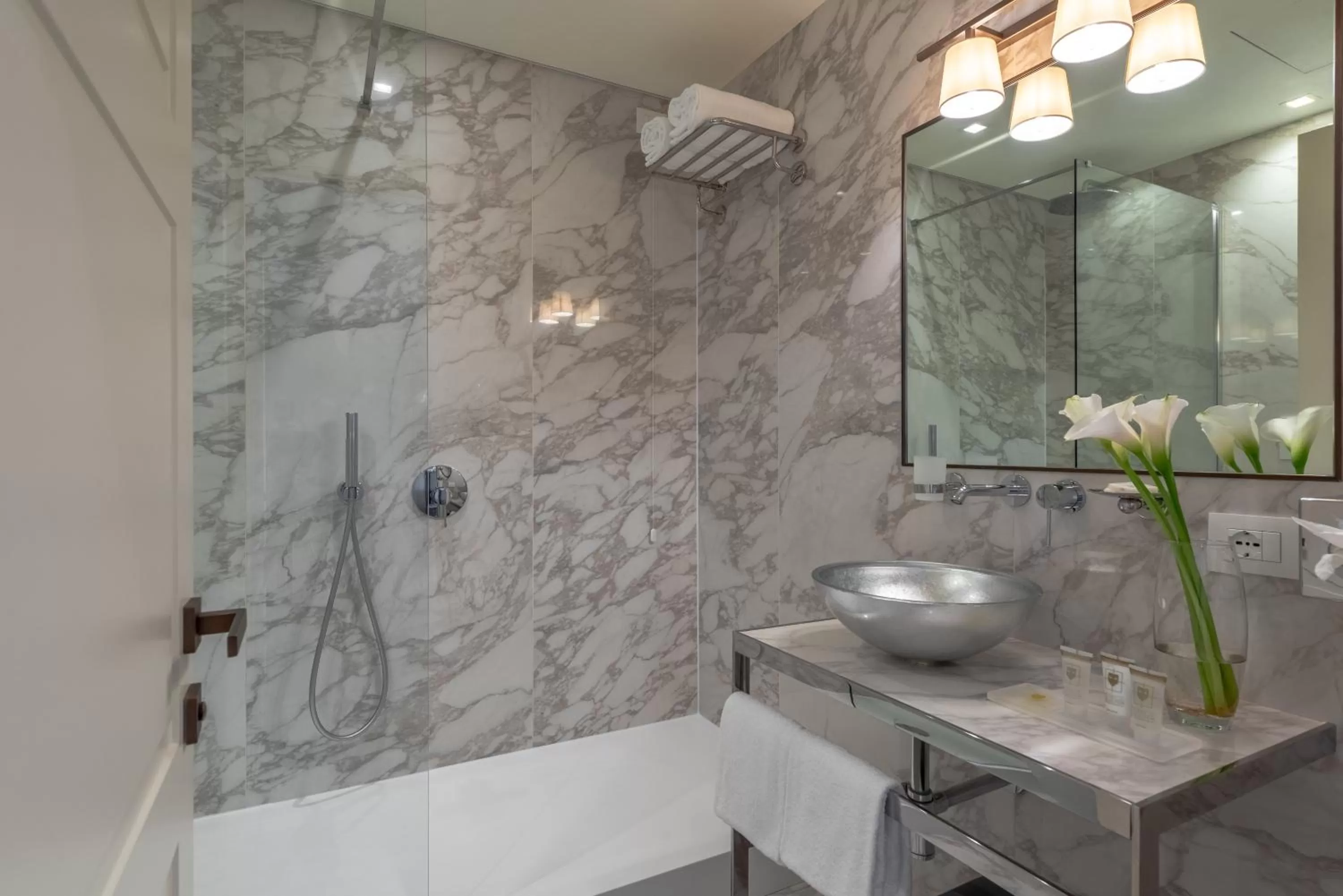 Shower in Palazzo Veneziano - Venice Collection