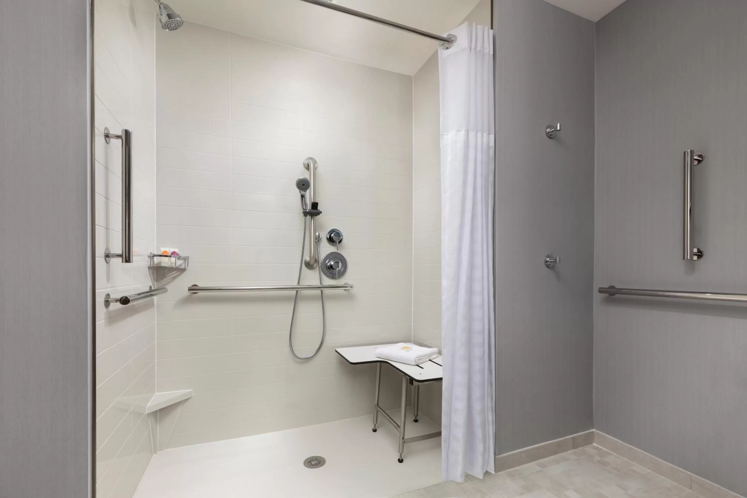 King Room with Roll-In Shower - Disability Access in Hyatt Place National Harbor