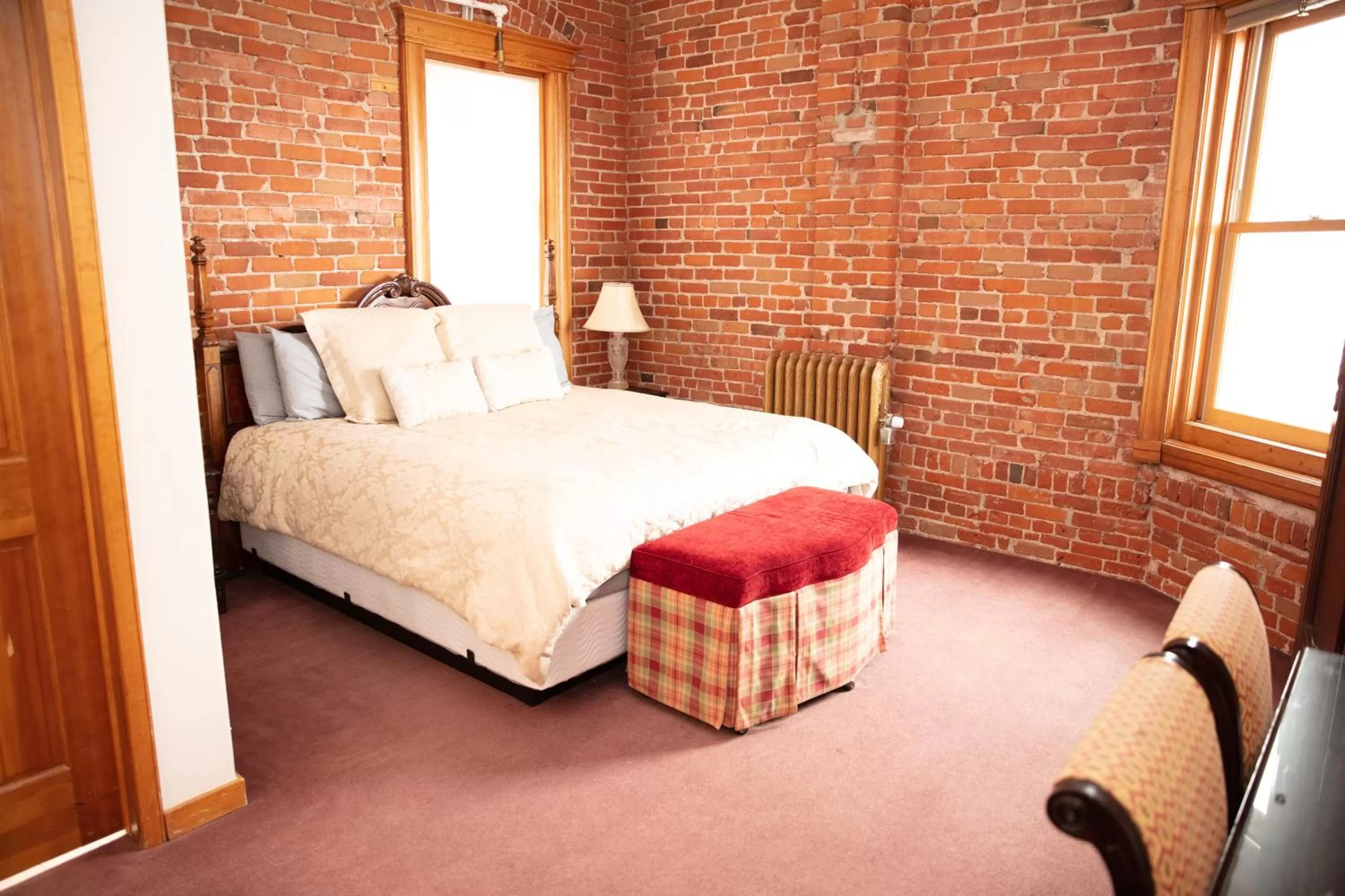 Deluxe King Room in The Victor Hotel