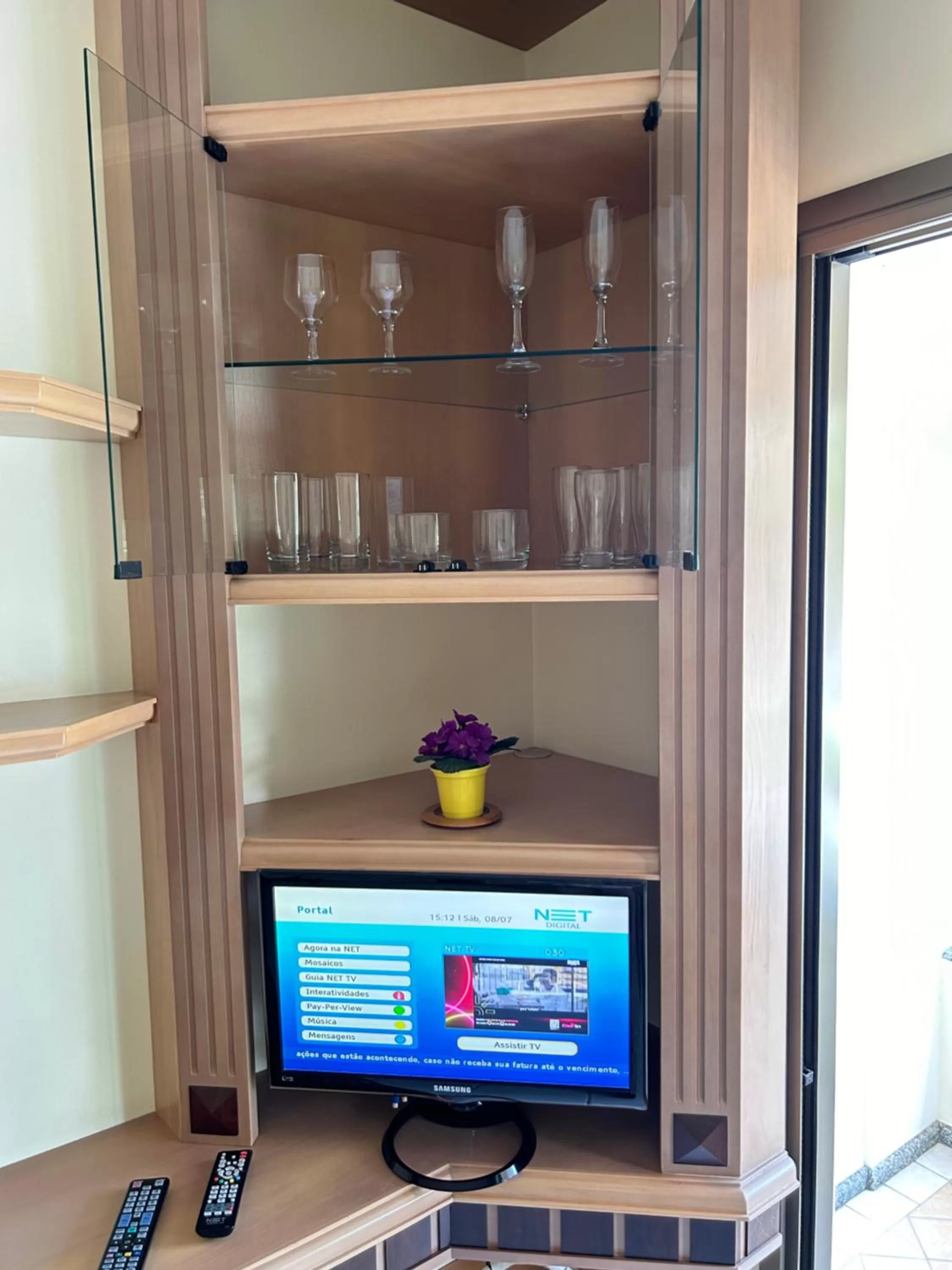 TV and multimedia, TV/Entertainment Center in Golfinhos Apart Hotel