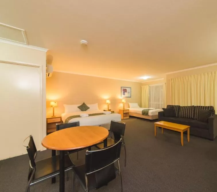 Bed in Harbour Sails Motor Inn