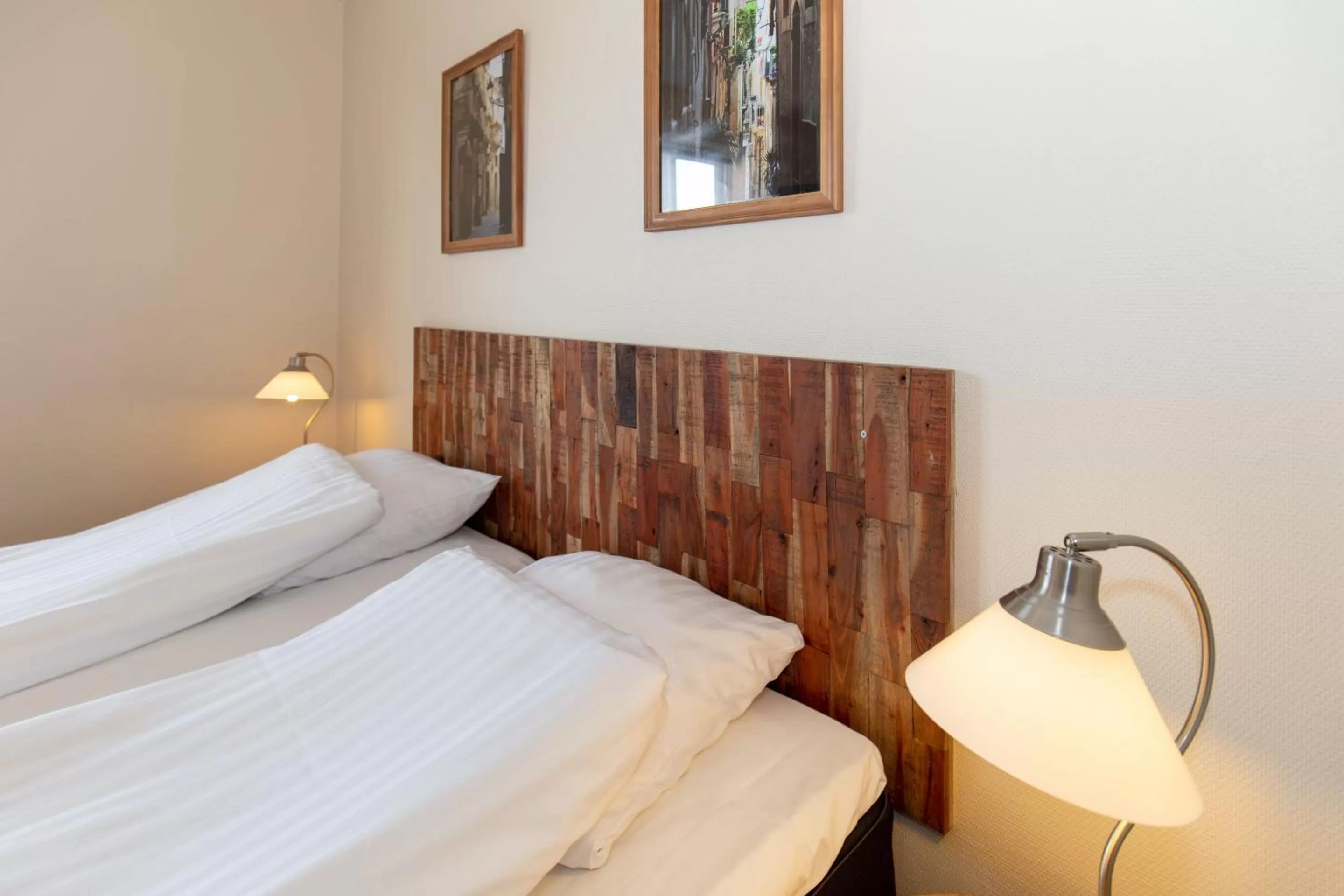 Bed in Foldens Hotel