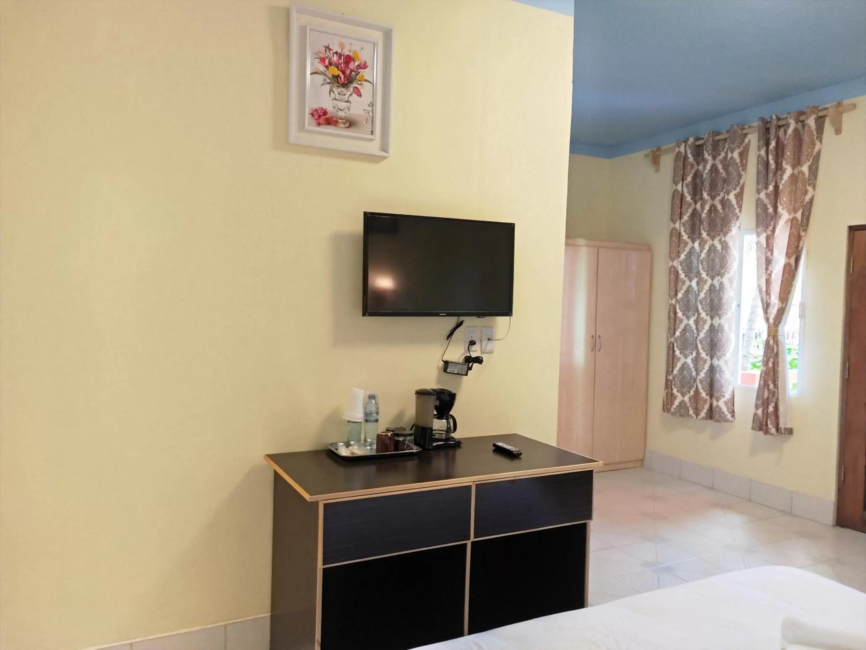 TV and multimedia, TV/Entertainment Center in Sunshine View Hotel and Restaurant