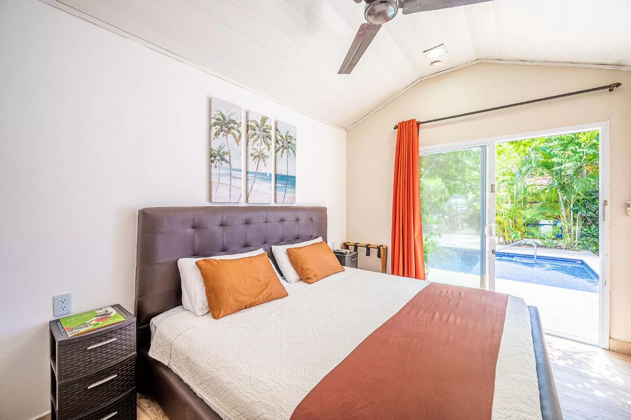 King Room with Pool View in Jaco Lodge Quiet Place