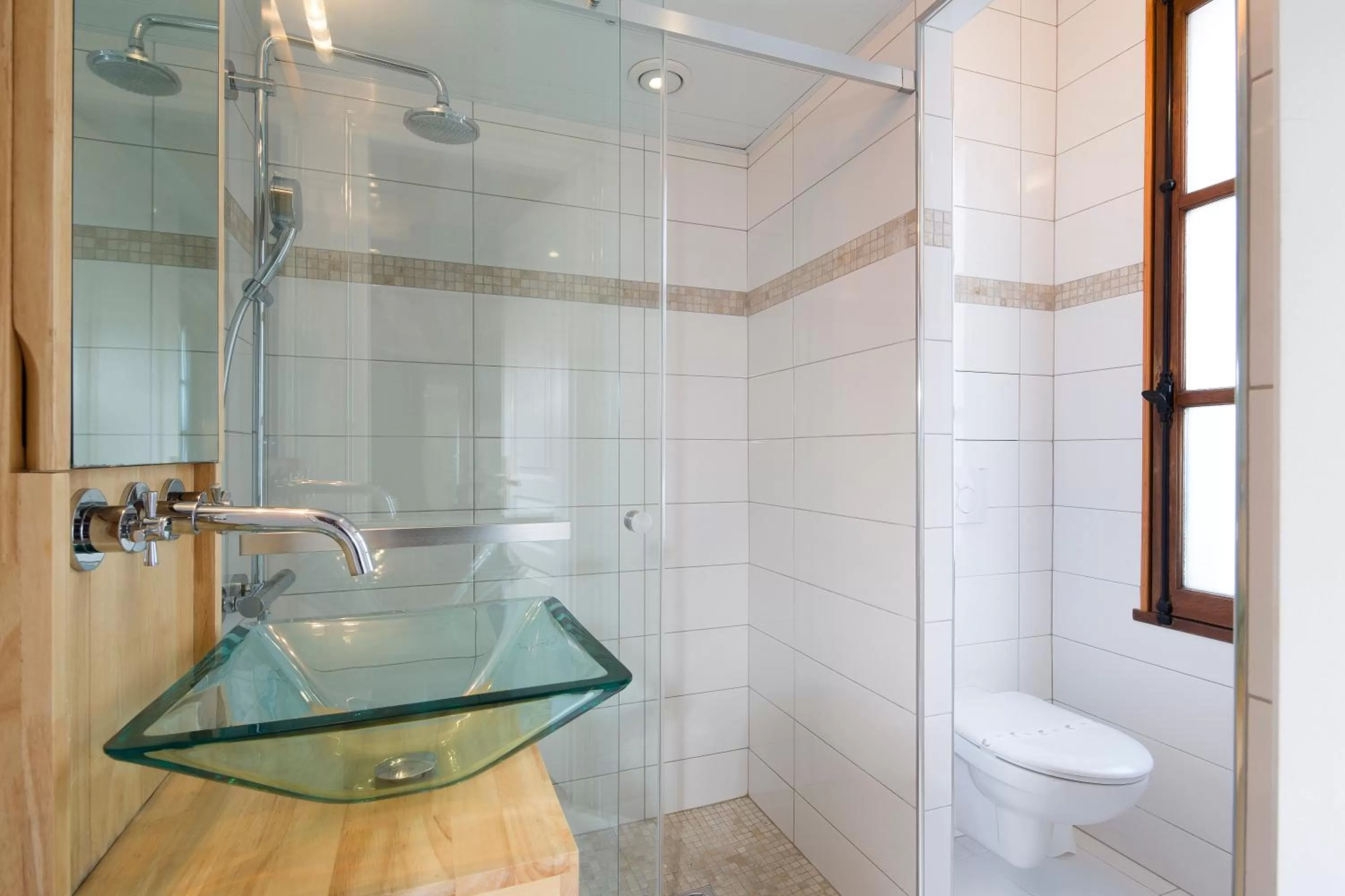 Bathroom in Lion d'Or Paris Hotel