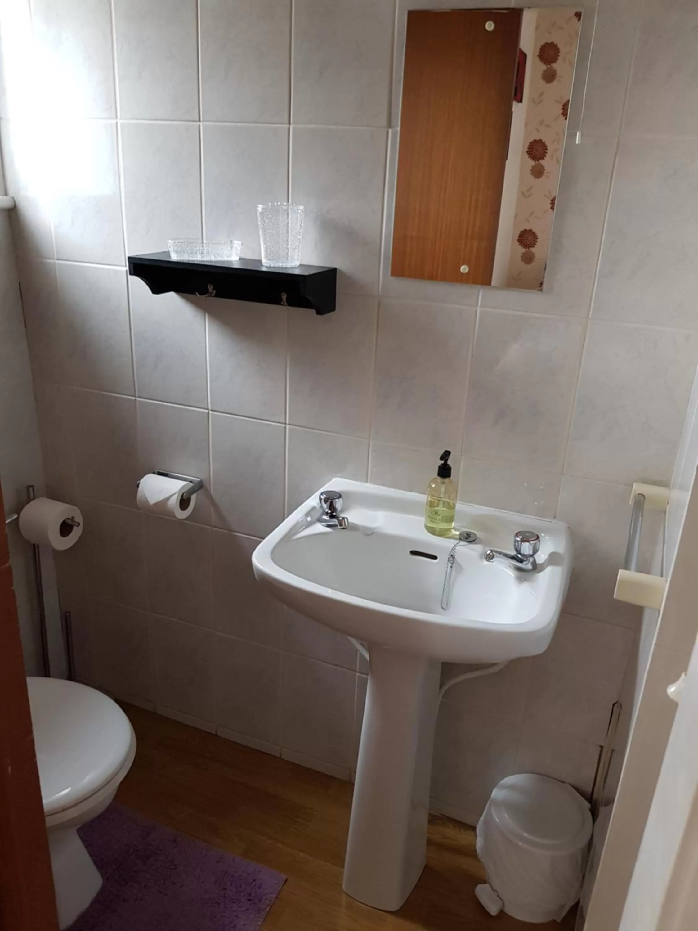 Bathroom in Sunnyside Hotel