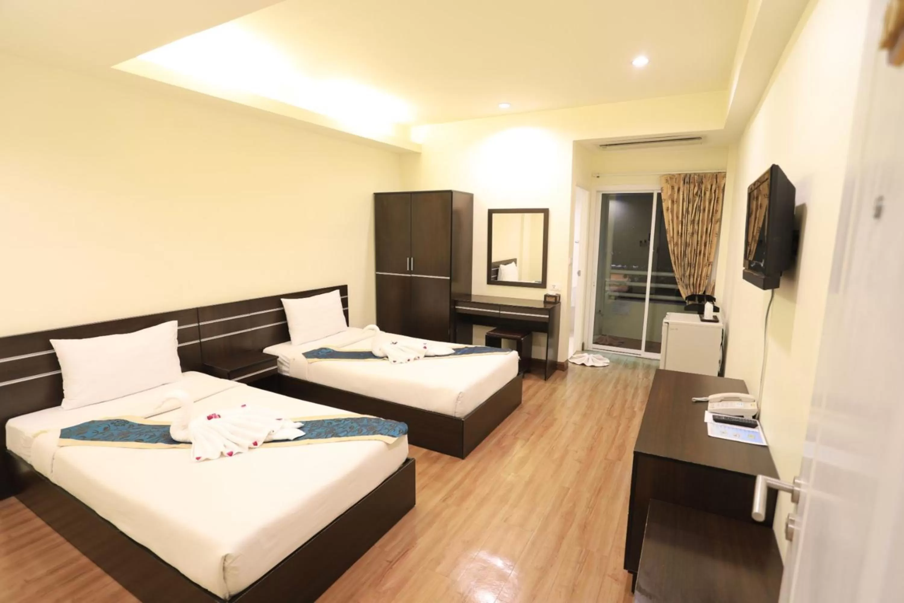 Photo of the whole room, Bed in Platinum Place