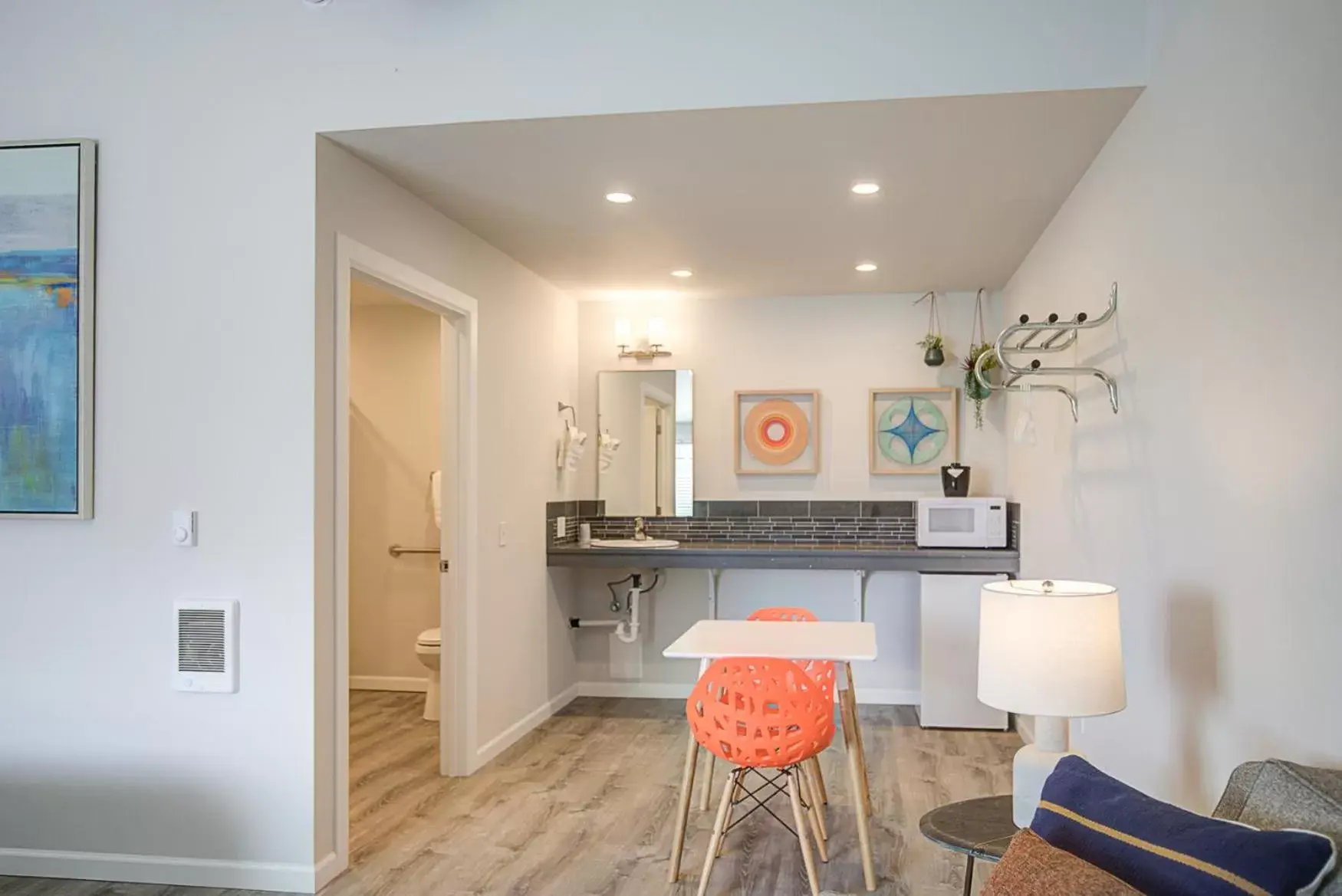 Queen Deluxe Suite - ADA Accessible - Streetside in OCEAN SHORES RESORT - Brand New Rooms Queen Deluxe Suite - ADA Accessible - Streetside in OCEAN SHORES RESORT - Brand New Rooms