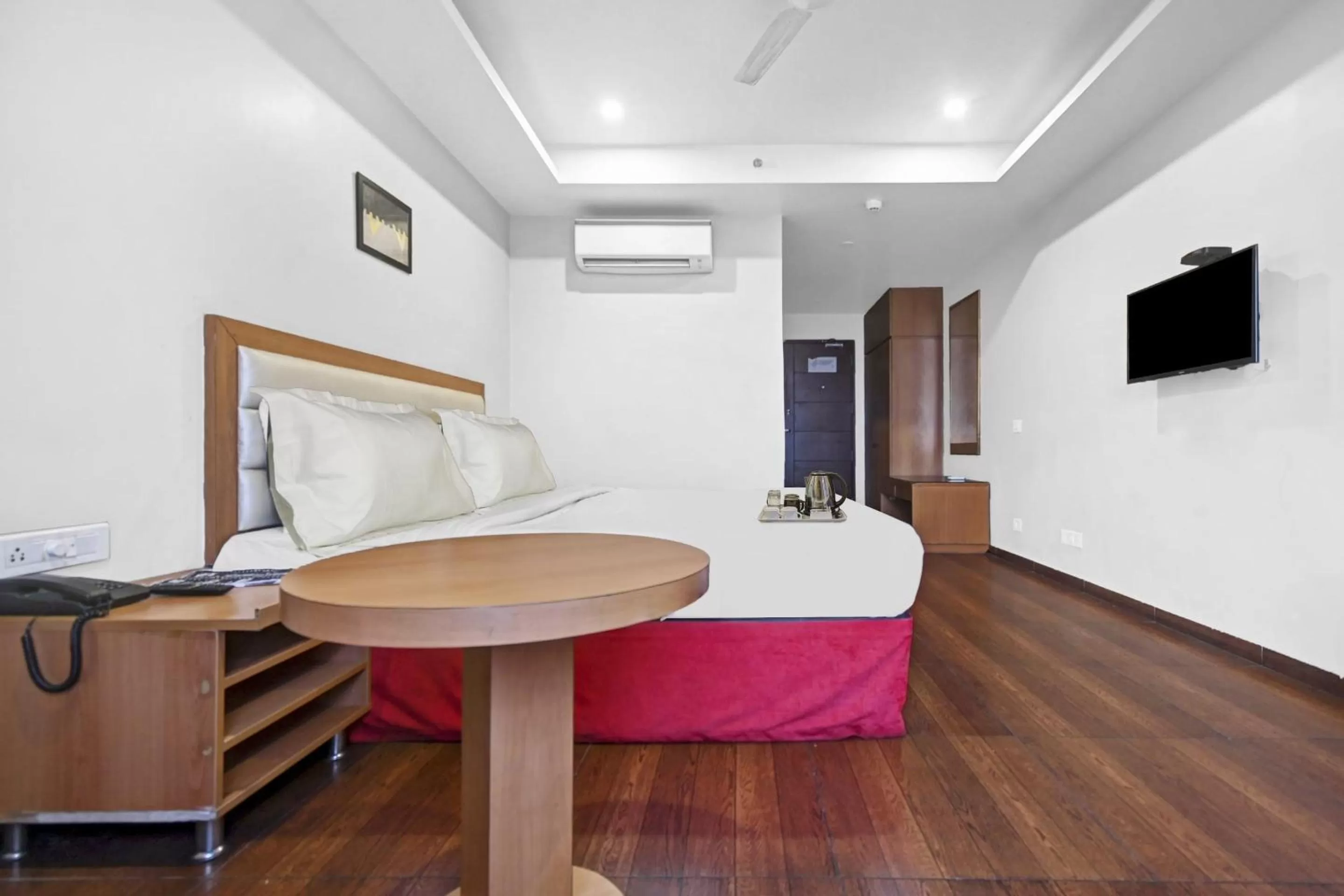 Bedroom, Bathroom in Super OYO Townhouse 132 Hotel The Grand