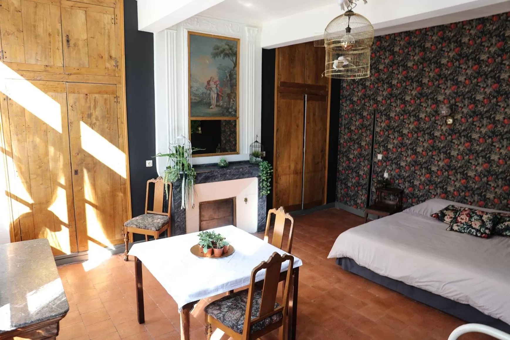 Photo of the whole room, Bed in La Maison du Saula