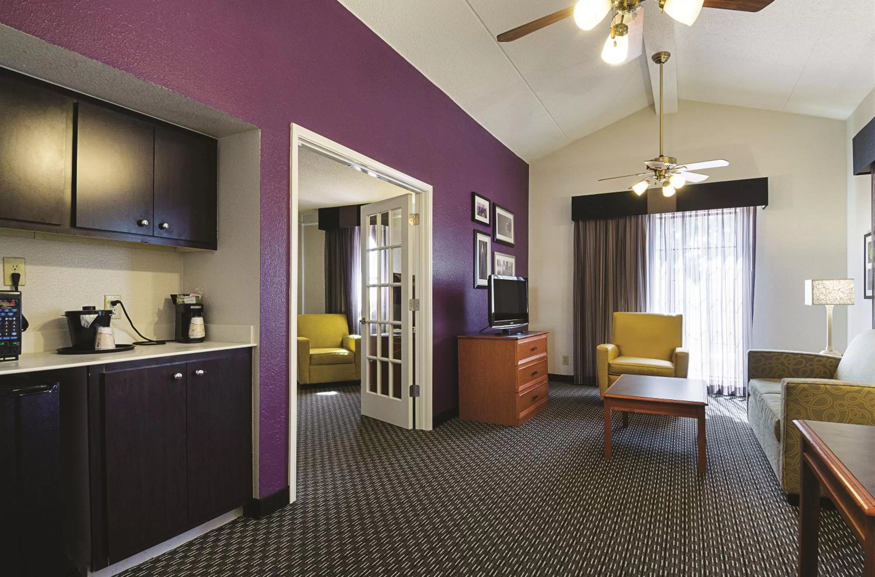 TV and multimedia in Baymont by Wyndham Greenville Woodruff Rd