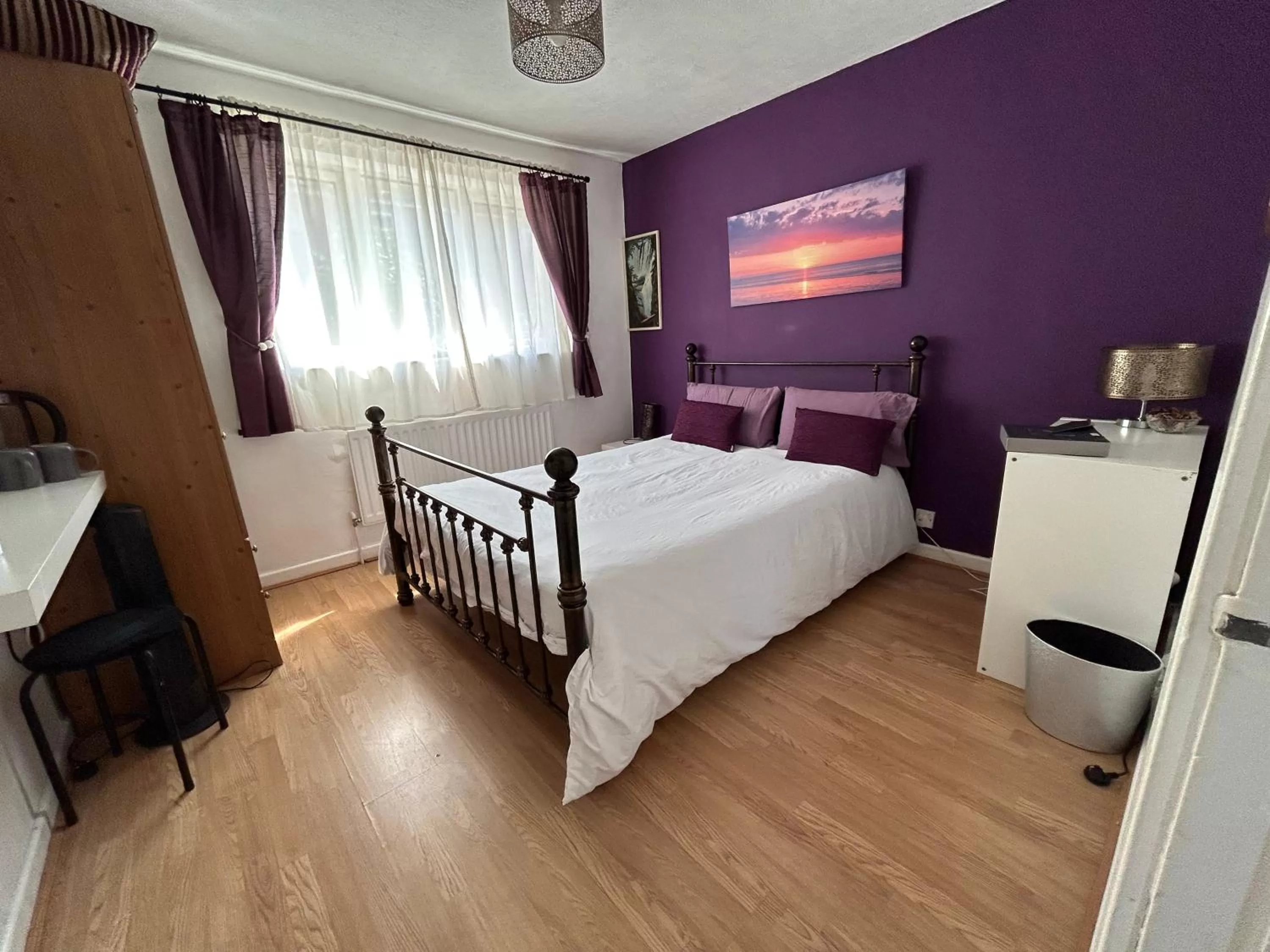 Bed in Home from home, close to Redditch hospital & transport links