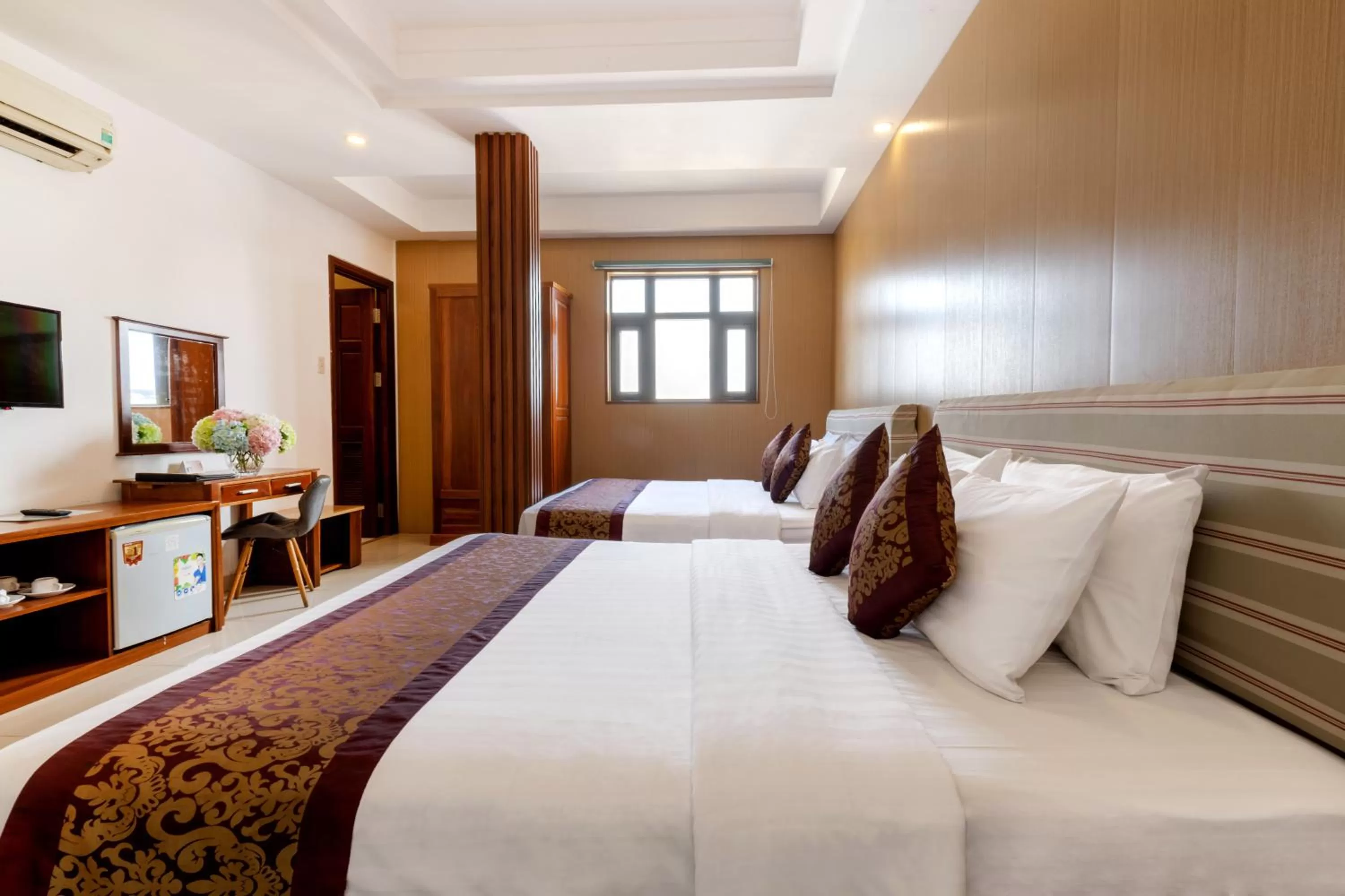 Bedroom, Bed in Airport Saigon Hotel - Gần ẩm thực đêm chợ Phạm Văn Hai