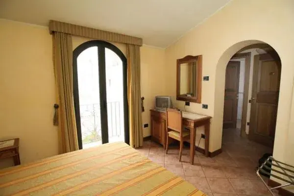 Double Room with Mountain View in Hotel Belvedere Double Room with Mountain View in Hotel Belvedere