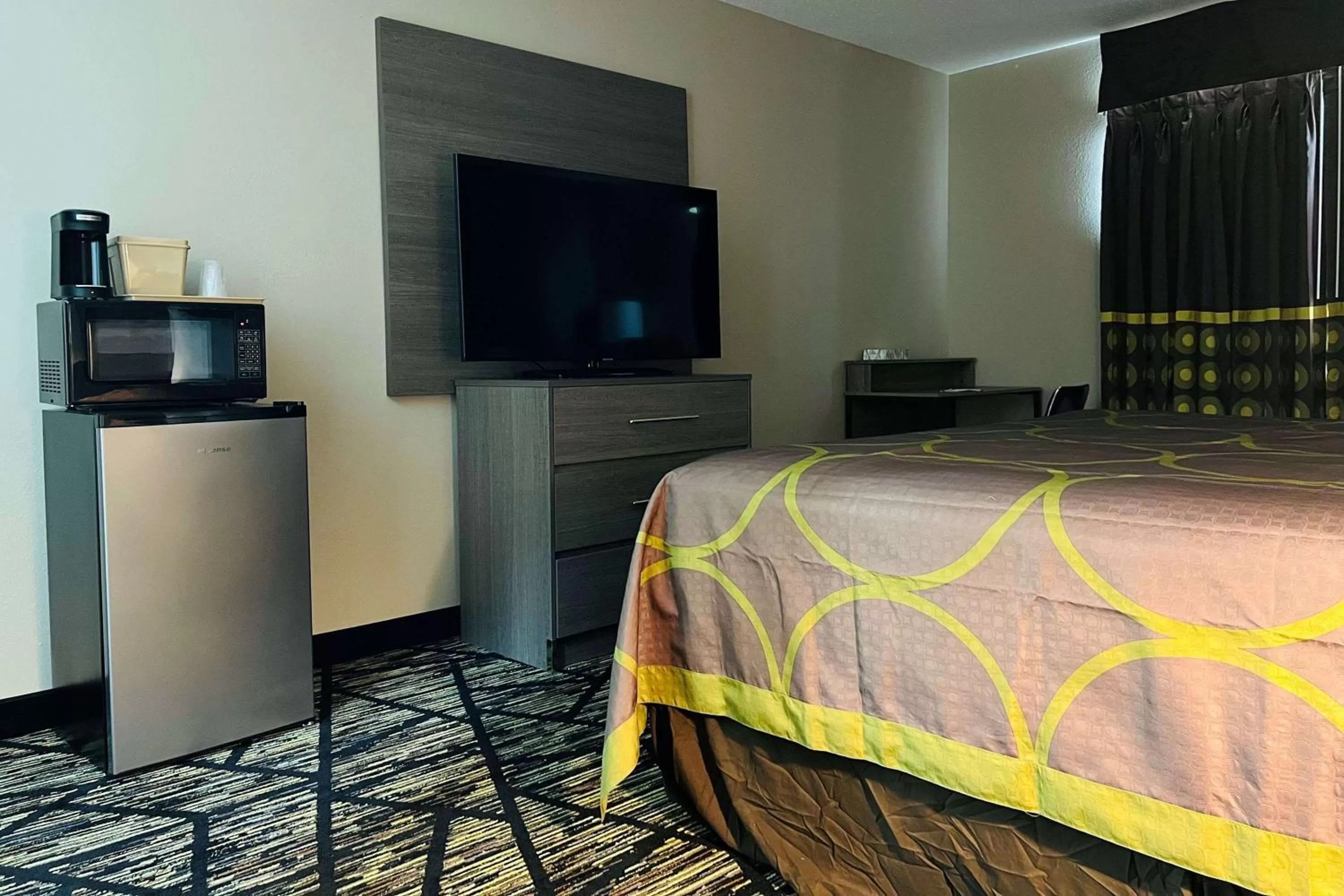 TV and multimedia, Bed in Super 8 by Wyndham Pratt