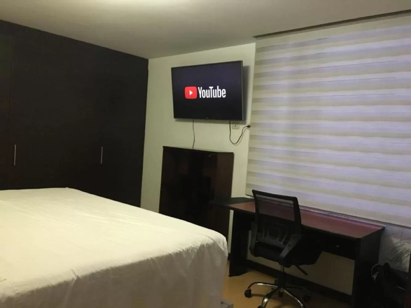 Photo of the whole room, TV/Entertainment Center in Misuitehotel La Carolina Quito