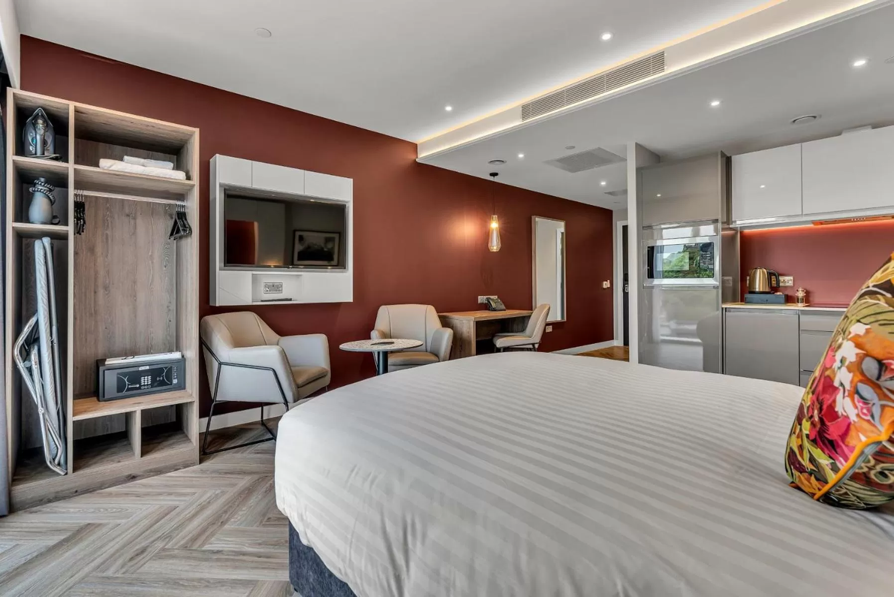 Photo of the whole room, Bed in Roomzzz Edinburgh