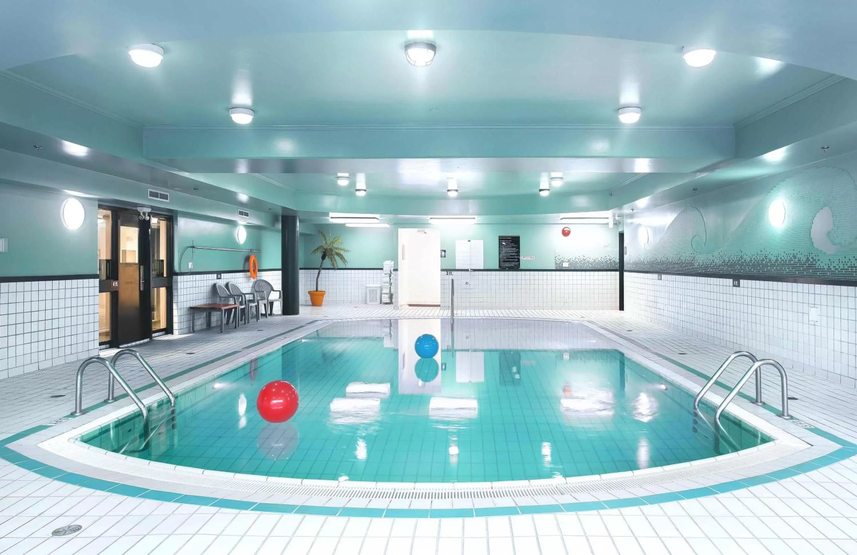 Swimming pool in Sandman Hotel Victoria